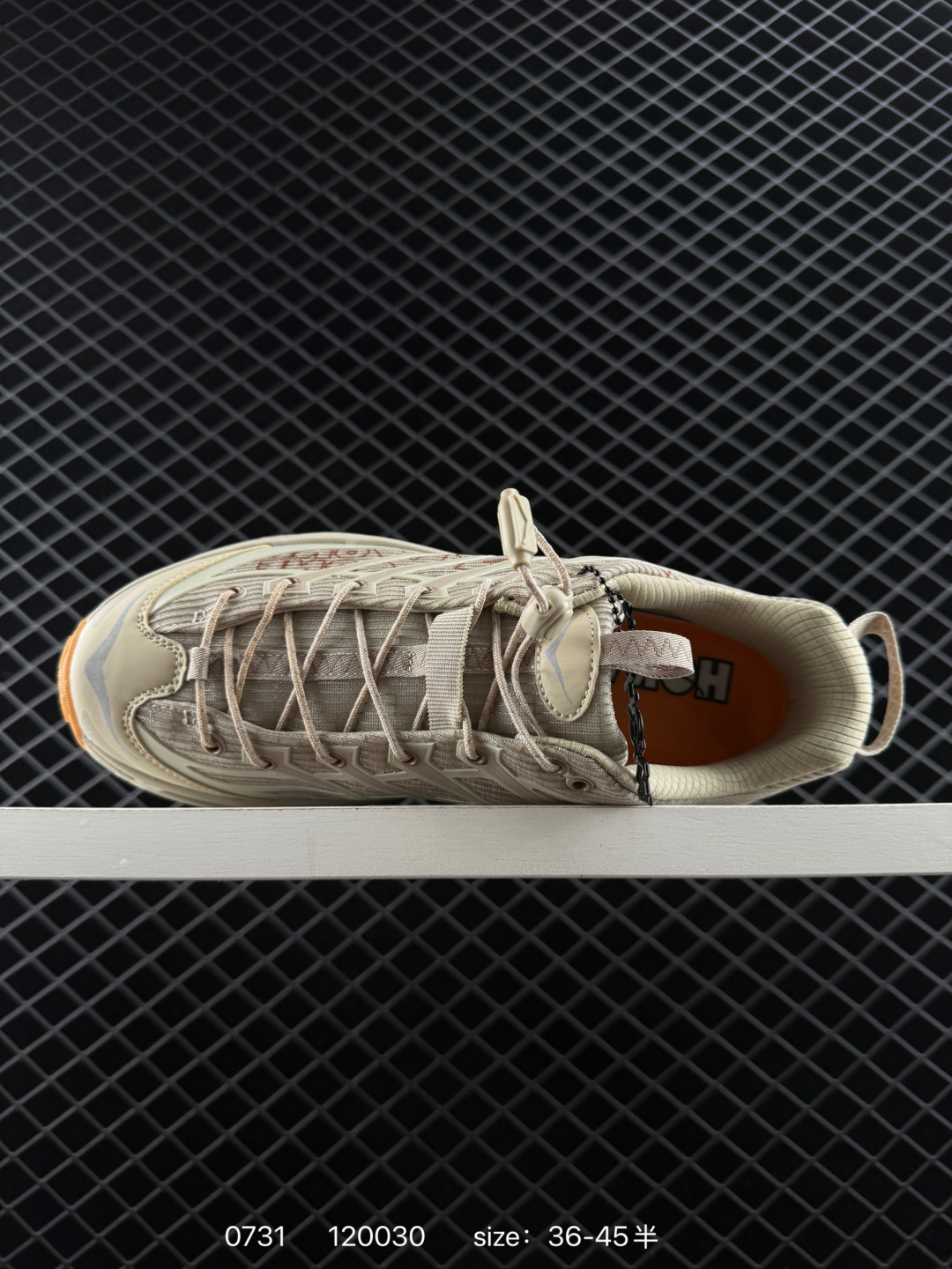 💰260
HOKA ONE ONE Mafate Three 2 男女子跑步鞋 越野跑新配色！采用 Mafate Speed 2 缓冲性良好的底部单元，搭载有快速系带系统、模压 EVA 中底和 Vibram megragrip 外底。应用透气网布制成，同时搭配同色系热熔覆盖层。同时，Mafate THREE2 还融合了 HOKA 两代经典标志的特征，最终呈现既展现了外观的复古性，又彰显了适合全地形的现代构造。
货号：1172370
尺码：36～45半
编码：120030