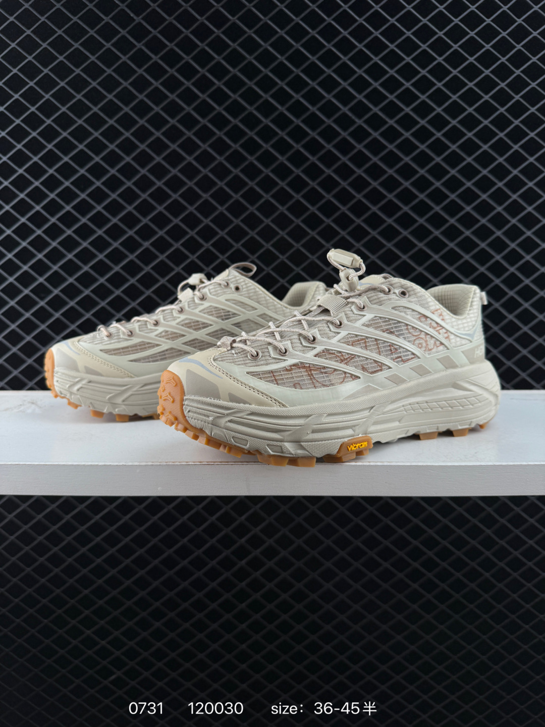 💰260
HOKA ONE ONE Mafate Three 2 男女子跑步鞋 越野跑新配色！采用 Mafate Speed 2 缓冲性良好的底部单元，搭载有快速系带系统、模压 EVA 中底和 Vibram megragrip 外底。应用透气网布制成，同时搭配同色系热熔覆盖层。同时，Mafate THREE2 还融合了 HOKA 两代经典标志的特征，最终呈现既展现了外观的复古性，又彰显了适合全地形的现代构造。
货号：1172370
尺码：36～45半
编码：120030