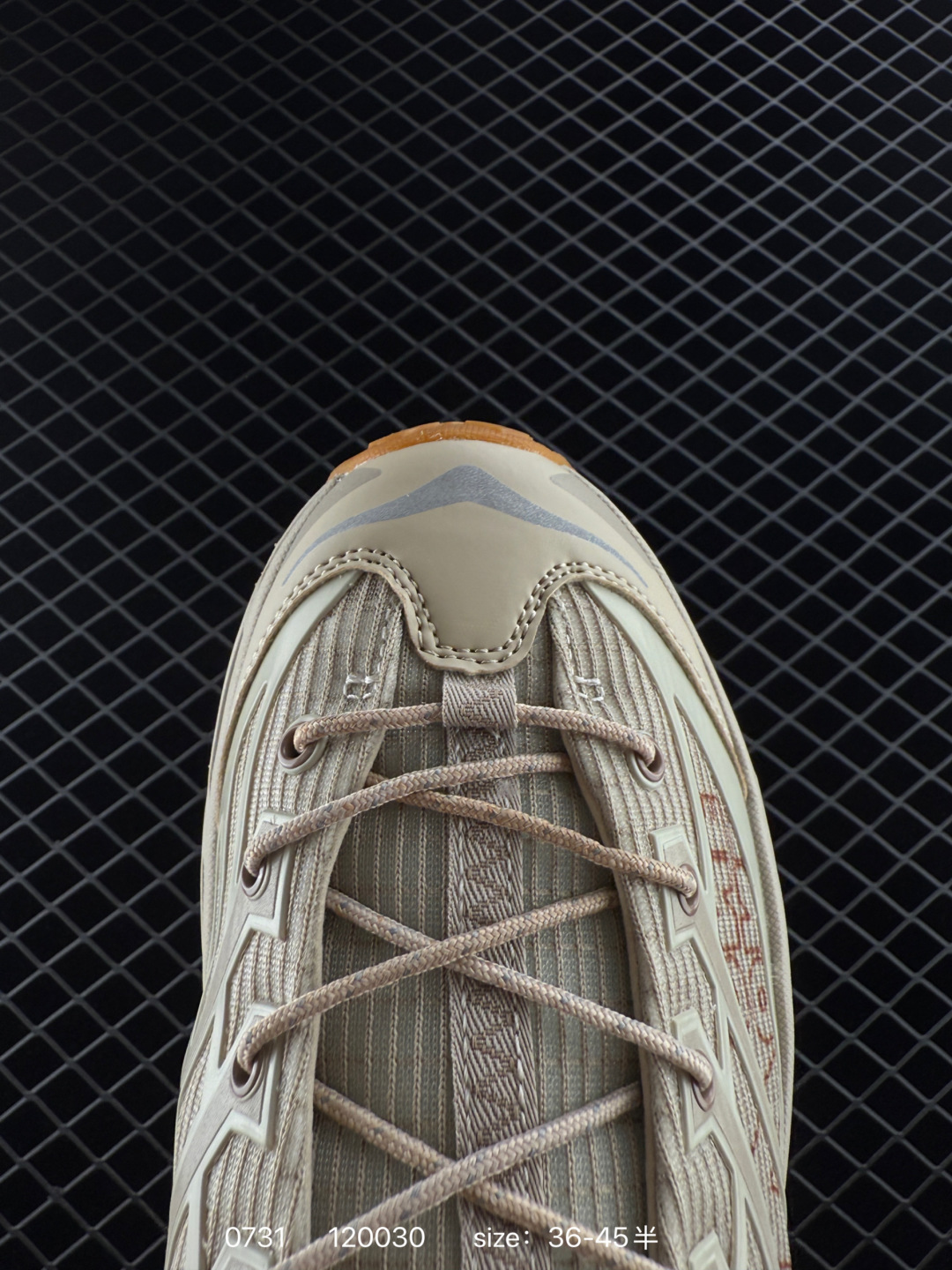 💰260
HOKA ONE ONE Mafate Three 2 男女子跑步鞋 越野跑新配色！采用 Mafate Speed 2 缓冲性良好的底部单元，搭载有快速系带系统、模压 EVA 中底和 Vibram megragrip 外底。应用透气网布制成，同时搭配同色系热熔覆盖层。同时，Mafate THREE2 还融合了 HOKA 两代经典标志的特征，最终呈现既展现了外观的复古性，又彰显了适合全地形的现代构造。
货号：1172370
尺码：36～45半
编码：120030