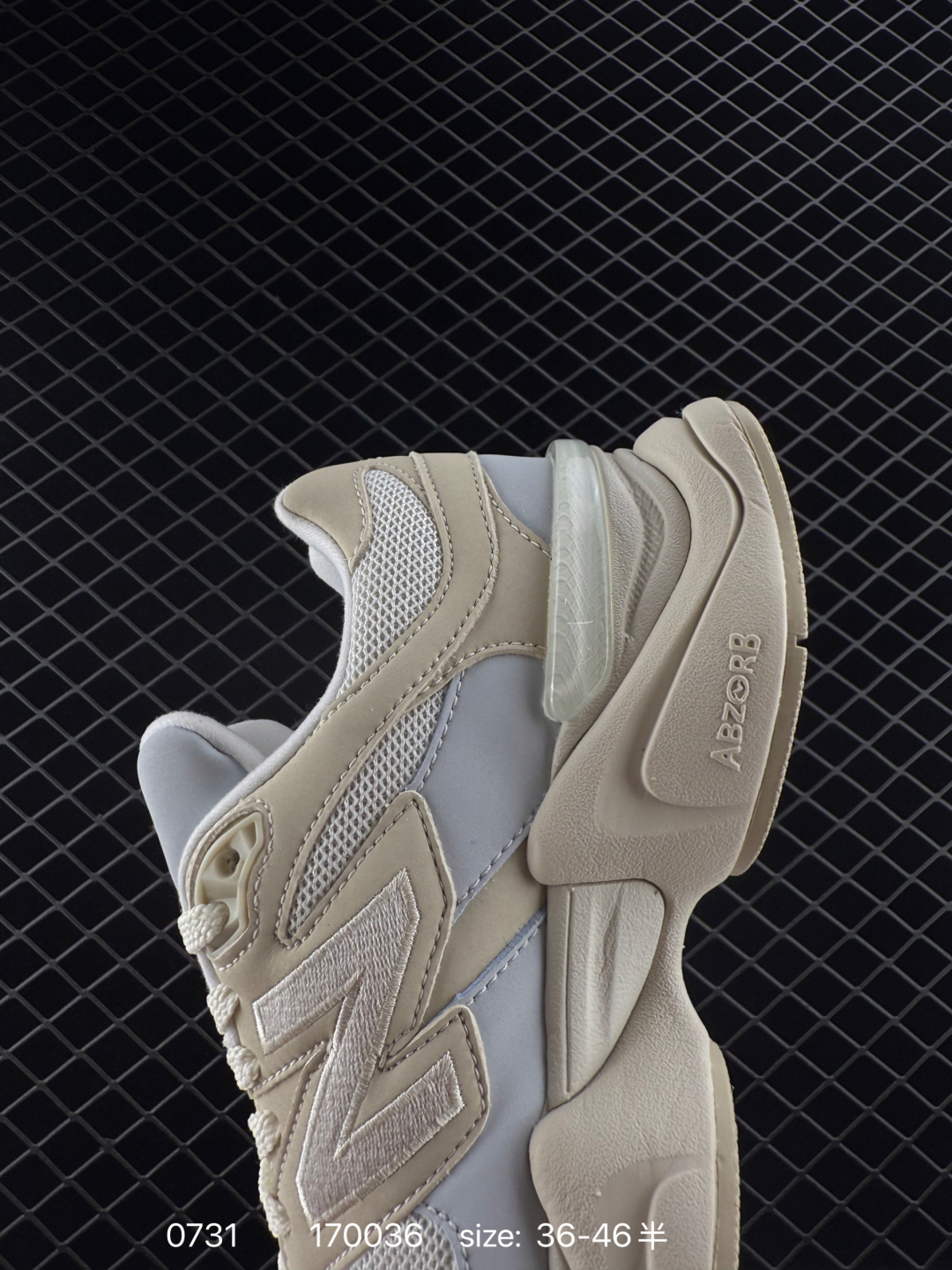 💰290
新百伦New Balance NB 9060 复古单品鞋款灵感源自设计师本人对夏日的怀日回忆。采用大面积网眼以及麂皮材质覆盖鞋身，还原经典气质。搭载ABZORB避震科技，由泡沫聚酯制成，上脚可以有效减少由鞋底反弹对身体及双腿的冲击
尺码：36 37 37.5 38 38.5 39.5 40 40.5 41.5 42 42.5 43 44 45 46 46.5
货号：U9060AGA
编码：170036