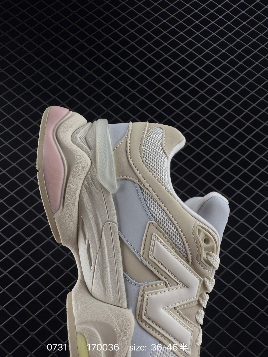 💰290
新百伦New Balance NB 9060 复古单品鞋款灵感源自设计师本人对夏日的怀日回忆。采用大面积网眼以及麂皮材质覆盖鞋身，还原经典气质。搭载ABZORB避震科技，由泡沫聚酯制成，上脚可以有效减少由鞋底反弹对身体及双腿的冲击
尺码：36 37 37.5 38 38.5 39.5 40 40.5 41.5 42 42.5 43 44 45 46 46.5
货号：U9060AGA
编码：170036