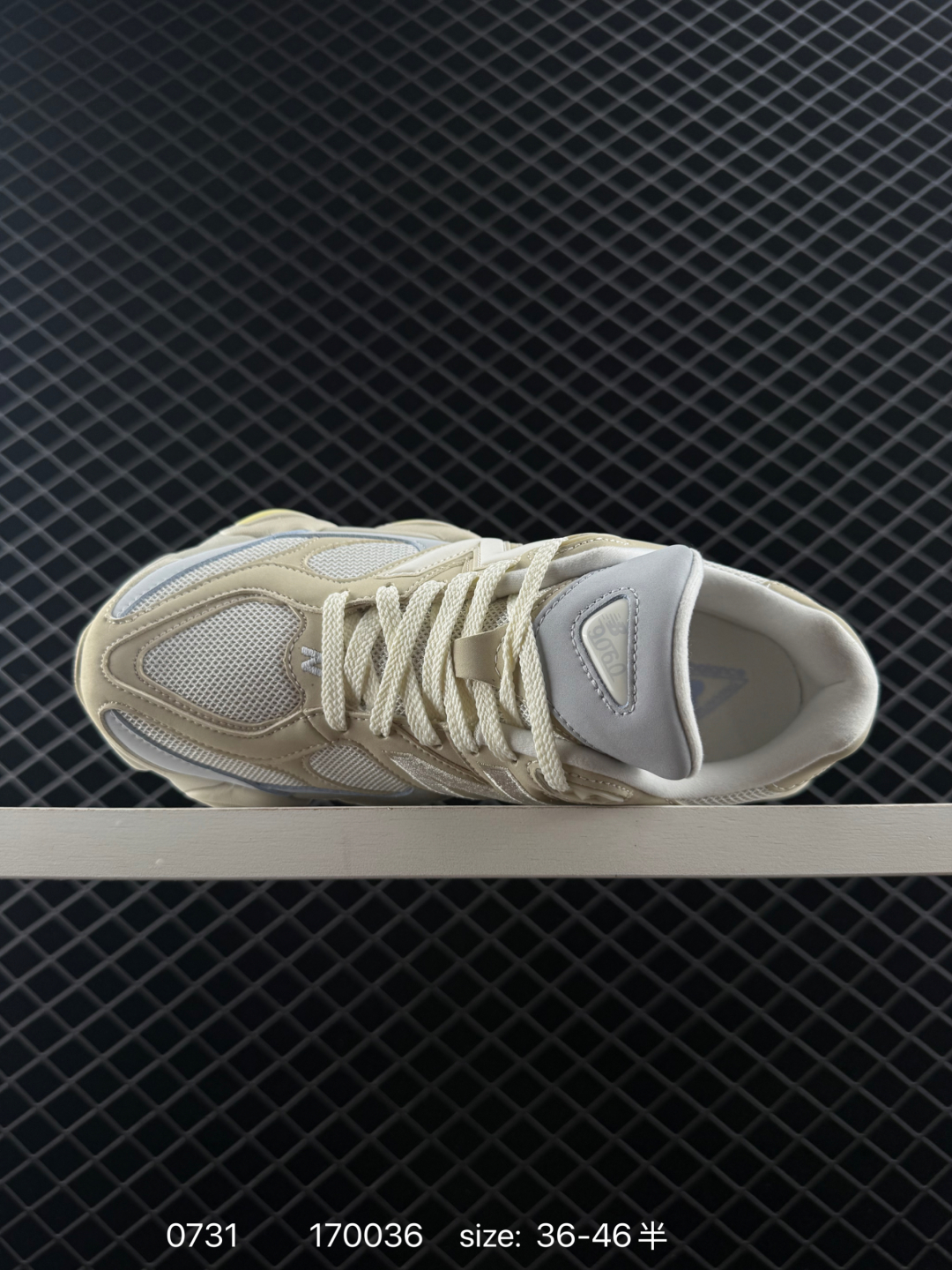 💰290
新百伦New Balance NB 9060 复古单品鞋款灵感源自设计师本人对夏日的怀日回忆。采用大面积网眼以及麂皮材质覆盖鞋身，还原经典气质。搭载ABZORB避震科技，由泡沫聚酯制成，上脚可以有效减少由鞋底反弹对身体及双腿的冲击
尺码：36 37 37.5 38 38.5 39.5 40 40.5 41.5 42 42.5 43 44 45 46 46.5
货号：U9060AGA
编码：170036
