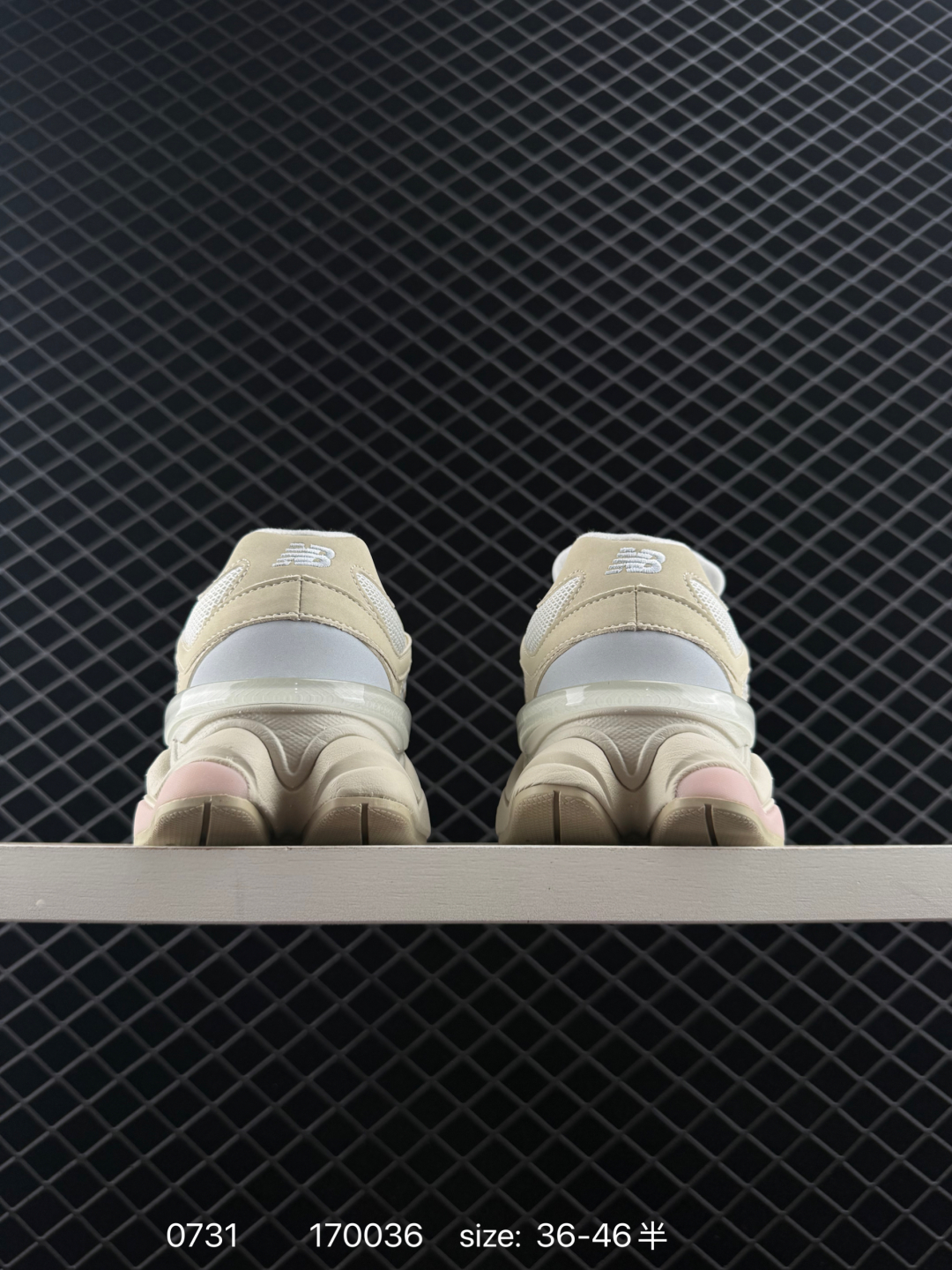 💰290
新百伦New Balance NB 9060 复古单品鞋款灵感源自设计师本人对夏日的怀日回忆。采用大面积网眼以及麂皮材质覆盖鞋身，还原经典气质。搭载ABZORB避震科技，由泡沫聚酯制成，上脚可以有效减少由鞋底反弹对身体及双腿的冲击
尺码：36 37 37.5 38 38.5 39.5 40 40.5 41.5 42 42.5 43 44 45 46 46.5
货号：U9060AGA
编码：170036