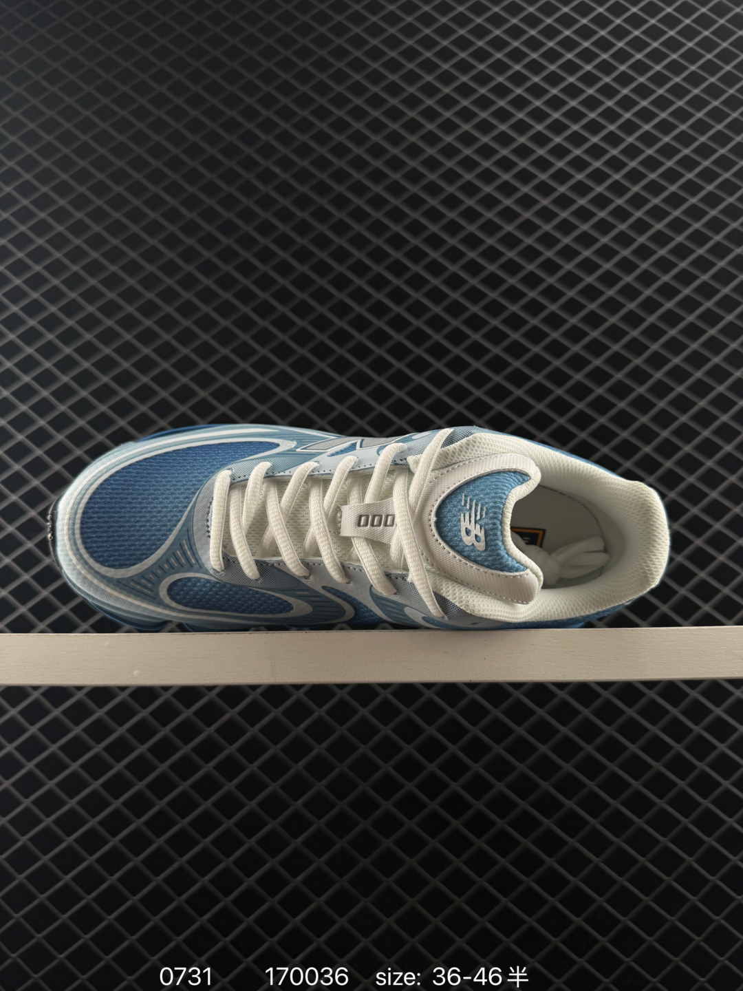 💰290
✅新百伦 New Balance NB U2000EA 运动跑步鞋。此复刻经典鞋款，加入当下大热的户外元素，以曾经篮球鞋款型式样加以打造鞋款造型。编织鞋带以及加强稳固鞋底都提供机能支持，材质上使用绒皮呈现更显质感 
SIze：36 37 38 38.5 39 40 40.5 41 42 42.5 43 44 45
编码：170036