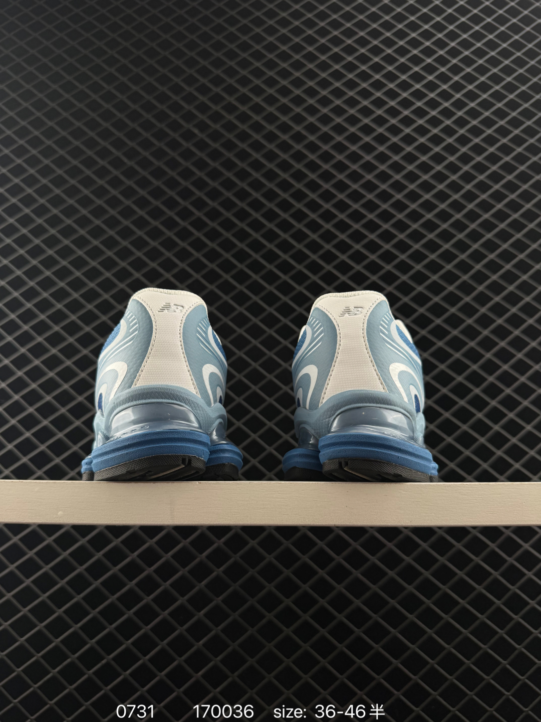 💰290
✅新百伦 New Balance NB U2000EA 运动跑步鞋。此复刻经典鞋款，加入当下大热的户外元素，以曾经篮球鞋款型式样加以打造鞋款造型。编织鞋带以及加强稳固鞋底都提供机能支持，材质上使用绒皮呈现更显质感 
SIze：36 37 38 38.5 39 40 40.5 41 42 42.5 43 44 45
编码：170036