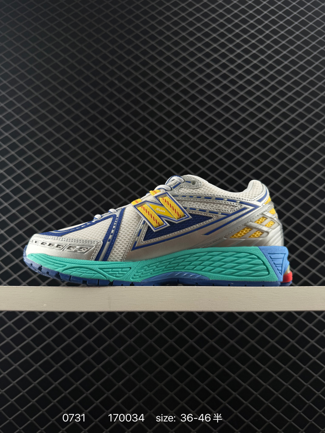 💰280
New Balance M1906AF NB宝藏老爹鞋款，复古元素叠加，质感超级棒，楦版型材料细节做工精细，货如实拍图
作为NB最经典的档案鞋型之一，与2002一样，1906有着NB最成熟的技术加持和复古款式，而本次推出的版本参照2002r的定位，相信会在性价两端做出权衡。单从造型上来看，依旧是vibe风格，味道很正，细节也很酷，这双1906r无疑必能打入复古跑鞋爱好者的年度鞋款名录！
编码：170034
尺码：36～46半
货号：U1906AB。U1906AF