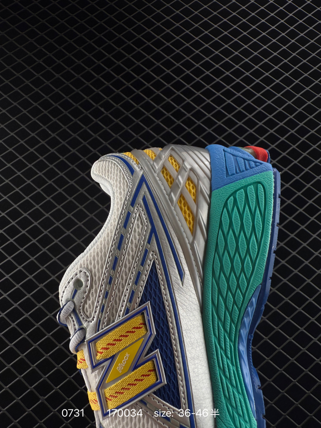 💰280
New Balance M1906AF NB宝藏老爹鞋款，复古元素叠加，质感超级棒，楦版型材料细节做工精细，货如实拍图
作为NB最经典的档案鞋型之一，与2002一样，1906有着NB最成熟的技术加持和复古款式，而本次推出的版本参照2002r的定位，相信会在性价两端做出权衡。单从造型上来看，依旧是vibe风格，味道很正，细节也很酷，这双1906r无疑必能打入复古跑鞋爱好者的年度鞋款名录！
编码：170034
尺码：36～46半
货号：U1906AB。U1906AF