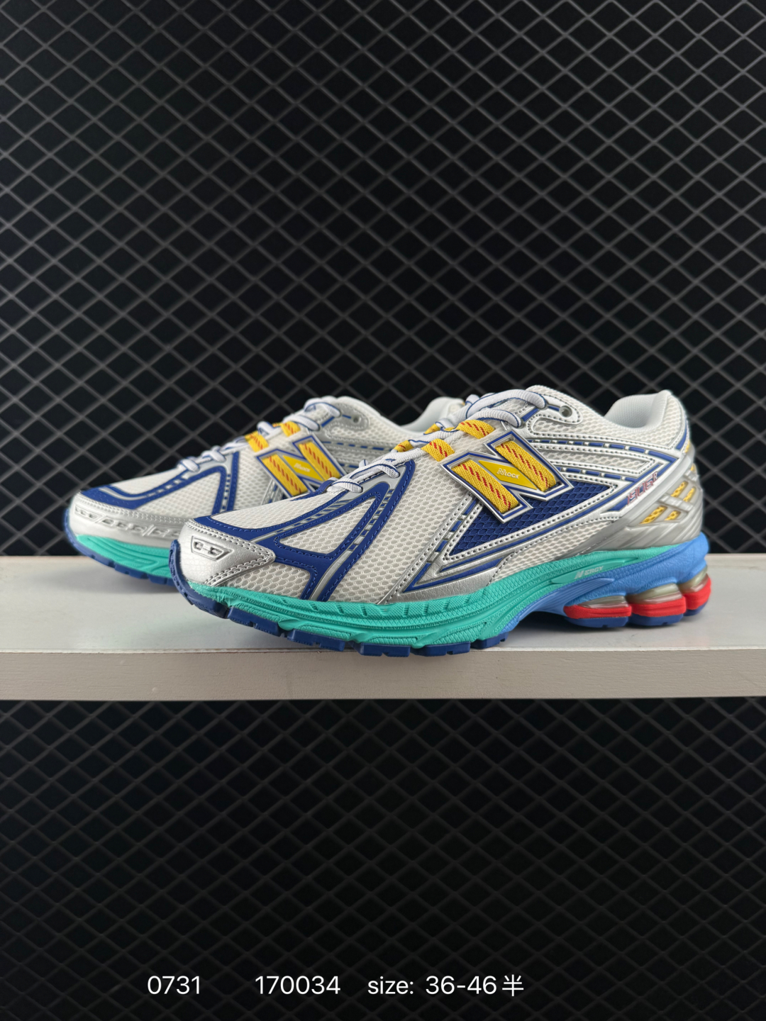 💰280
New Balance M1906AF NB宝藏老爹鞋款，复古元素叠加，质感超级棒，楦版型材料细节做工精细，货如实拍图
作为NB最经典的档案鞋型之一，与2002一样，1906有着NB最成熟的技术加持和复古款式，而本次推出的版本参照2002r的定位，相信会在性价两端做出权衡。单从造型上来看，依旧是vibe风格，味道很正，细节也很酷，这双1906r无疑必能打入复古跑鞋爱好者的年度鞋款名录！
编码：170034
尺码：36～46半
货号：U1906AB。U1906AF