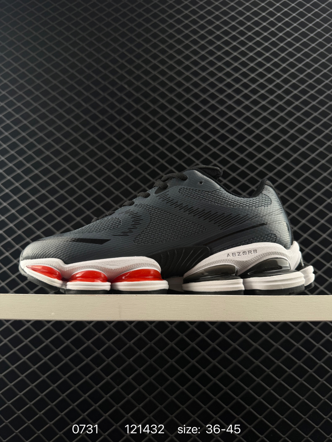 💰270
New Balance 新百伦 NB2000 网面休闲鞋 
复古还要机能，NB官方重磅新品。一款融合复古设计与现代科技的跑鞋，以其经典的造型和舒适脚感，成为2025年复古潮流爱好的推荐单品。
极具视觉冲击力的5根ABZORB单元，以及无缝鞋面的设计，加上3M反光材质的装饰，比之前推出的9060系列更夸张，更具未来感。
货号：U2000ME
编码：121432
Size:36～45半