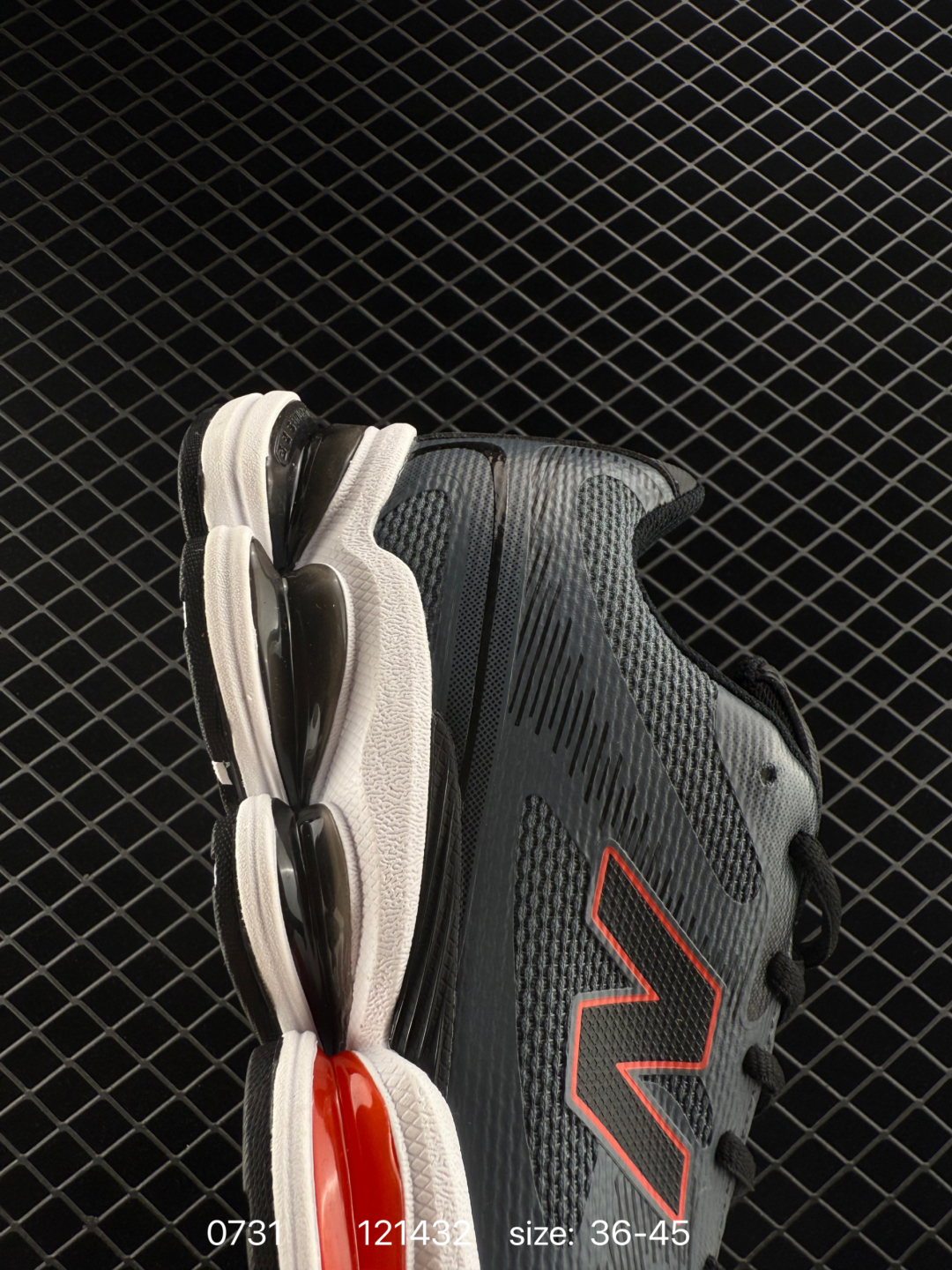 💰270
New Balance 新百伦 NB2000 网面休闲鞋 
复古还要机能，NB官方重磅新品。一款融合复古设计与现代科技的跑鞋，以其经典的造型和舒适脚感，成为2025年复古潮流爱好的推荐单品。
极具视觉冲击力的5根ABZORB单元，以及无缝鞋面的设计，加上3M反光材质的装饰，比之前推出的9060系列更夸张，更具未来感。
货号：U2000ME
编码：121432
Size:36～45半