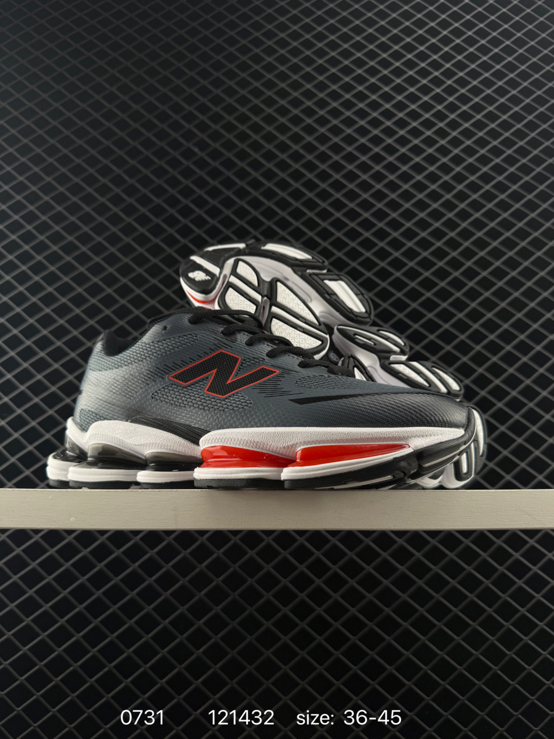 💰270
New Balance 新百伦 NB2000 网面休闲鞋 
复古还要机能，NB官方重磅新品。一款融合复古设计与现代科技的跑鞋，以其经典的造型和舒适脚感，成为2025年复古潮流爱好的推荐单品。
极具视觉冲击力的5根ABZORB单元，以及无缝鞋面的设计，加上3M反光材质的装饰，比之前推出的9060系列更夸张，更具未来感。
货号：U2000ME
编码：121432
Size:36～45半