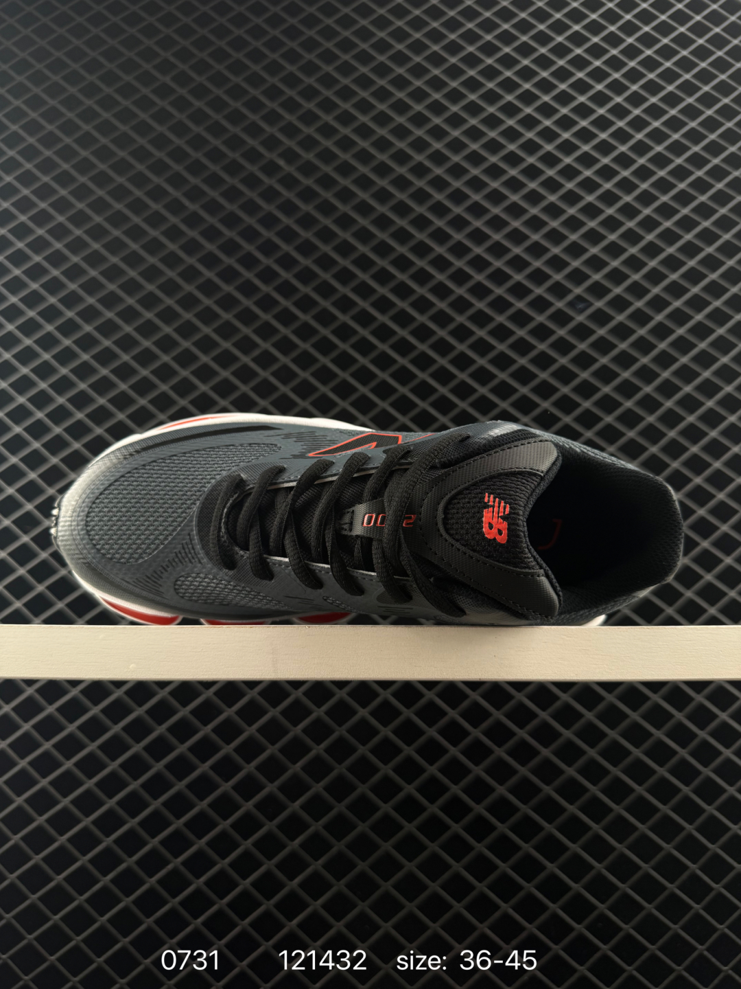 💰270
New Balance 新百伦 NB2000 网面休闲鞋 
复古还要机能，NB官方重磅新品。一款融合复古设计与现代科技的跑鞋，以其经典的造型和舒适脚感，成为2025年复古潮流爱好的推荐单品。
极具视觉冲击力的5根ABZORB单元，以及无缝鞋面的设计，加上3M反光材质的装饰，比之前推出的9060系列更夸张，更具未来感。
货号：U2000ME
编码：121432
Size:36～45半