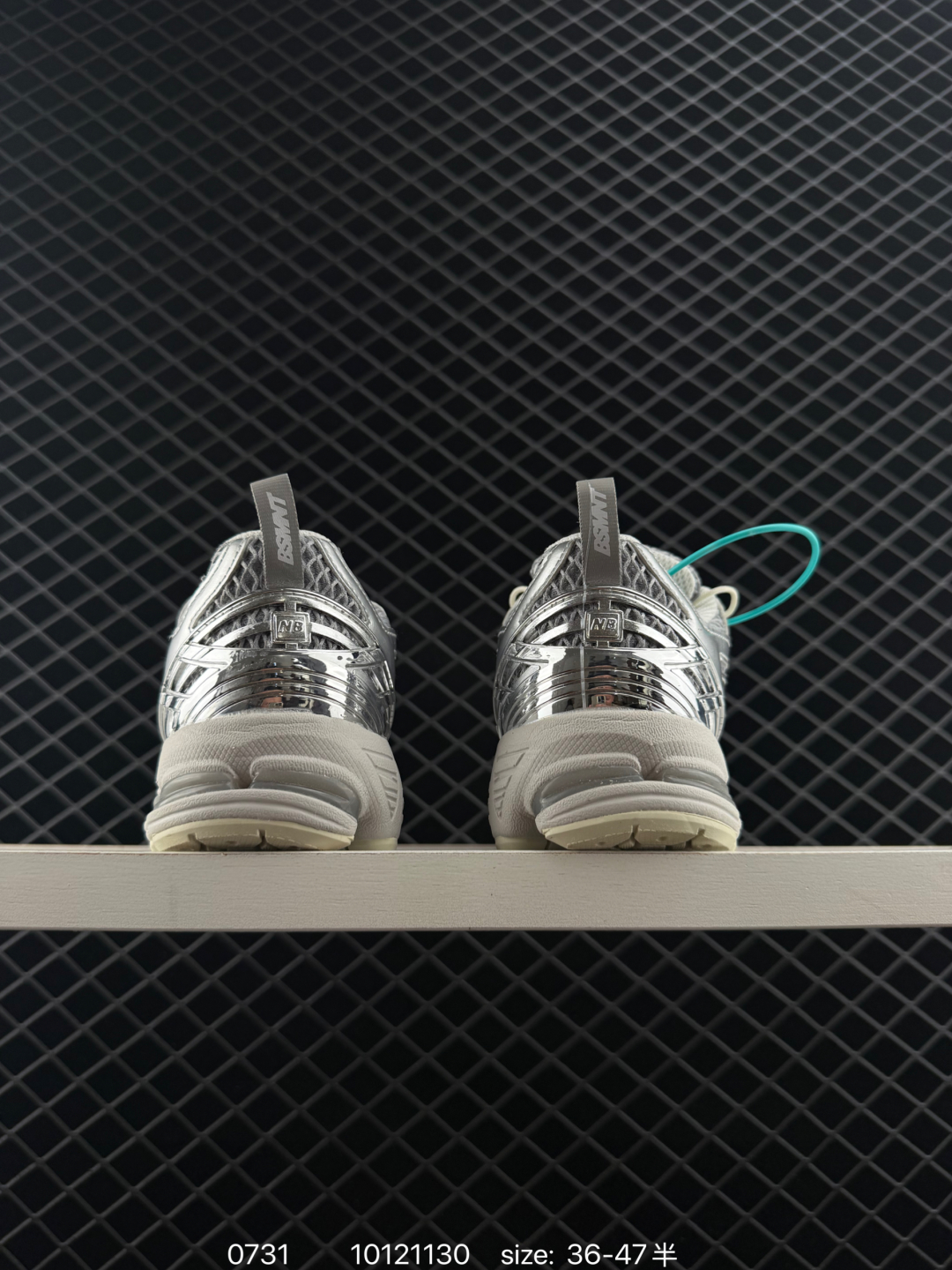 💰260
New Balance M1906AF NB宝藏老爹鞋款，复古元素叠加，质感超级棒，楦版型材料细节做工精细，货如实拍图
作为NB最经典的档案鞋型之一，与2002一样，1906有着NB最成熟的技术加持和复古款式，而本次推出的版本参照2002r的定位，相信会在性价两端做出权衡。单从造型上来看，依旧是vibe风格，味道很正，细节也很酷，这双1906r无疑必能打入复古跑鞋爱好者的年度鞋款名录！
编码：10121130
尺码：36～47半
货号：U1906AB。U1906AF
