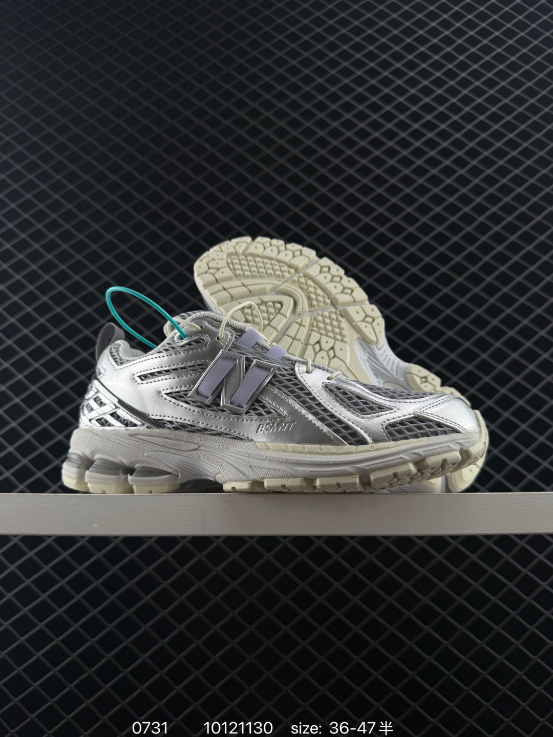 💰260
New Balance M1906AF NB宝藏老爹鞋款，复古元素叠加，质感超级棒，楦版型材料细节做工精细，货如实拍图
作为NB最经典的档案鞋型之一，与2002一样，1906有着NB最成熟的技术加持和复古款式，而本次推出的版本参照2002r的定位，相信会在性价两端做出权衡。单从造型上来看，依旧是vibe风格，味道很正，细节也很酷，这双1906r无疑必能打入复古跑鞋爱好者的年度鞋款名录！
编码：10121130
尺码：36～47半
货号：U1906AB。U1906AF