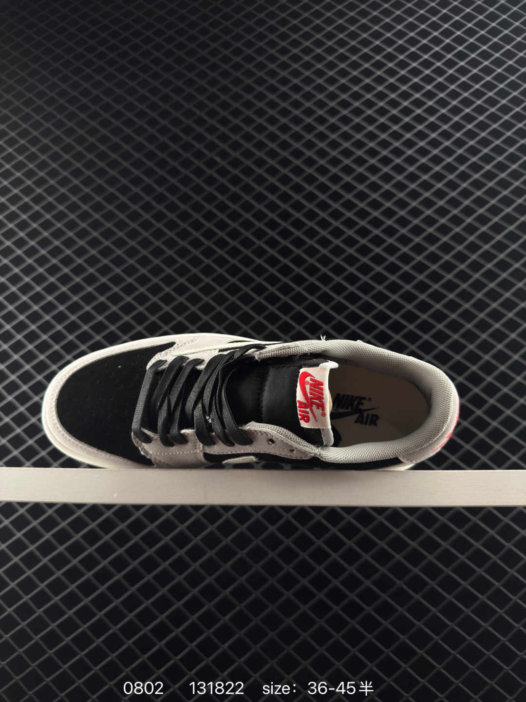 💰210
耐克Travis Scott x Fragment Design x Air Jordan 1 Low OG SP AJ1 乔1 联名 低帮文化休闲板鞋
货号:XZ1268
#多方联名合作融合了Travis Scott 独特的音乐风格,藤原浩个性的设计风格以及Jordan品牌的经典元素 使其成为一双具有独特身份和价值的鞋子 清新而立体的外观加上联名标识更突出了其独特身份 这种配色方案显示出活力和时尚感 在视觉上引人注目 鞋身的质感和细腻的细节处理使其显得高端而格调十足 这款“倒钩”联名是设计与创意完美结合 融合多方的个性风格是一款备受瞩目的潮流鞋款 低帮休闲板鞋 定制鞋盒 大厂纯原品质出货 超高清洁度 皮料切割干净无任何毛边 细节完美
尺码:36 36.5 37.5 38 38.5 39 40 40.5 41 42 42.5 43 44 44.5 45
编码:131822