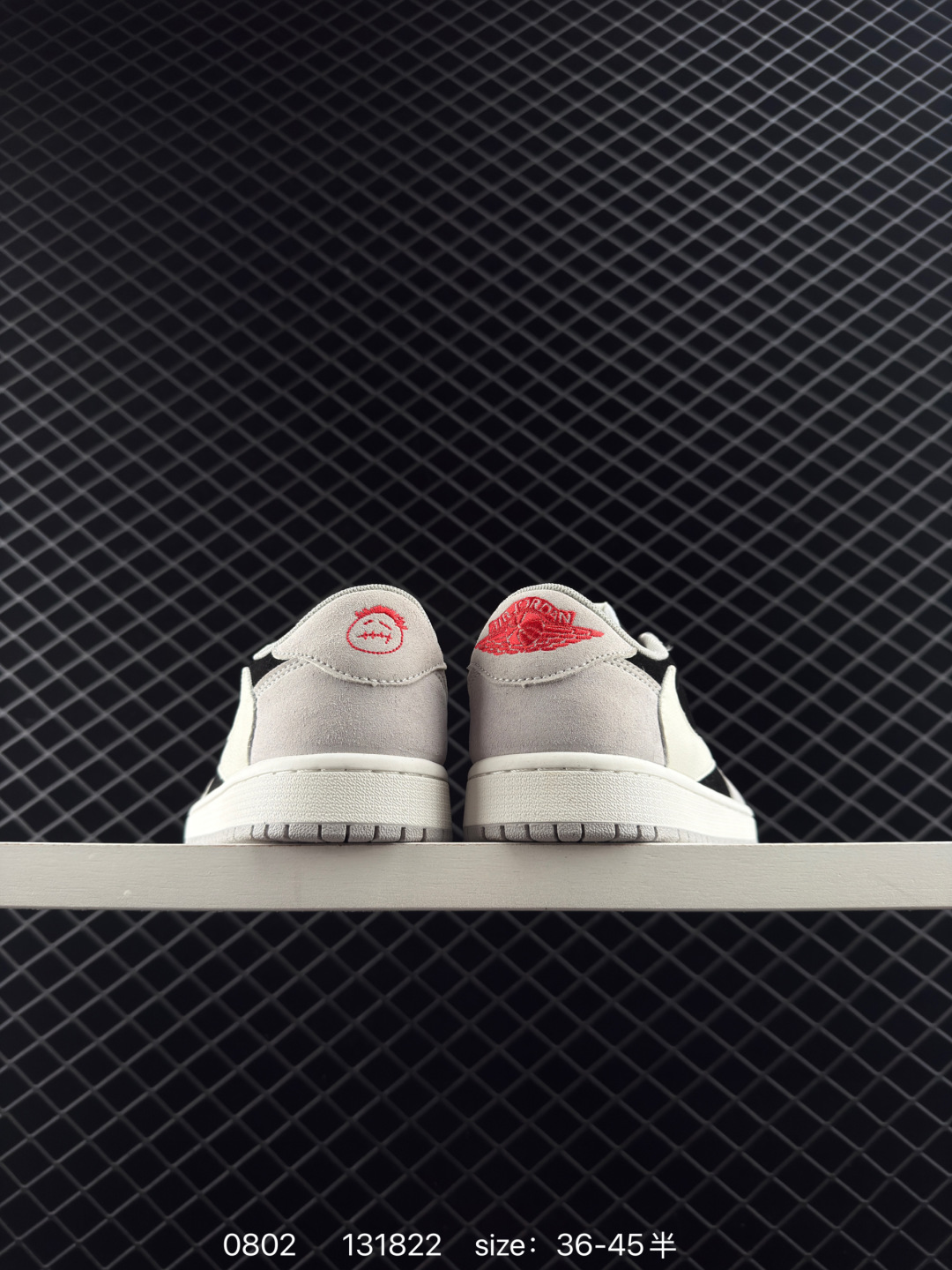 💰210
耐克Travis Scott x Fragment Design x Air Jordan 1 Low OG SP AJ1 乔1 联名 低帮文化休闲板鞋
货号:XZ1268
#多方联名合作融合了Travis Scott 独特的音乐风格,藤原浩个性的设计风格以及Jordan品牌的经典元素 使其成为一双具有独特身份和价值的鞋子 清新而立体的外观加上联名标识更突出了其独特身份 这种配色方案显示出活力和时尚感 在视觉上引人注目 鞋身的质感和细腻的细节处理使其显得高端而格调十足 这款“倒钩”联名是设计与创意完美结合 融合多方的个性风格是一款备受瞩目的潮流鞋款 低帮休闲板鞋 定制鞋盒 大厂纯原品质出货 超高清洁度 皮料切割干净无任何毛边 细节完美
尺码:36 36.5 37.5 38 38.5 39 40 40.5 41 42 42.5 43 44 44.5 45
编码:131822