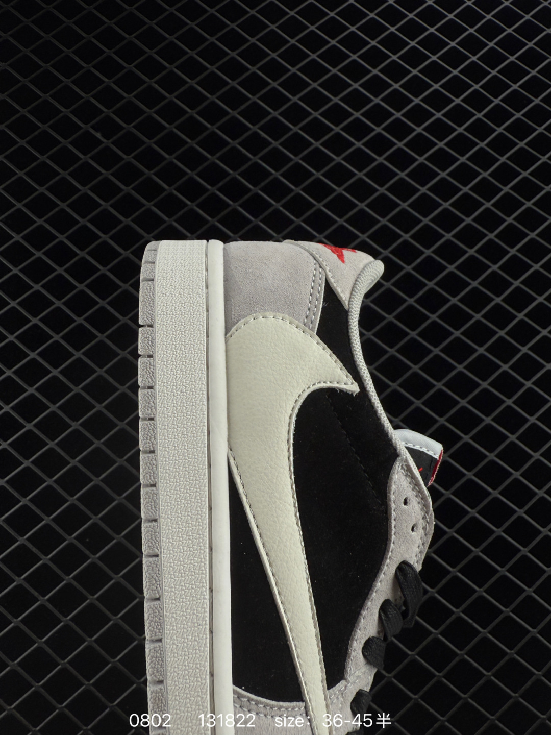 💰210
耐克Travis Scott x Fragment Design x Air Jordan 1 Low OG SP AJ1 乔1 联名 低帮文化休闲板鞋
货号:XZ1268
#多方联名合作融合了Travis Scott 独特的音乐风格,藤原浩个性的设计风格以及Jordan品牌的经典元素 使其成为一双具有独特身份和价值的鞋子 清新而立体的外观加上联名标识更突出了其独特身份 这种配色方案显示出活力和时尚感 在视觉上引人注目 鞋身的质感和细腻的细节处理使其显得高端而格调十足 这款“倒钩”联名是设计与创意完美结合 融合多方的个性风格是一款备受瞩目的潮流鞋款 低帮休闲板鞋 定制鞋盒 大厂纯原品质出货 超高清洁度 皮料切割干净无任何毛边 细节完美
尺码:36 36.5 37.5 38 38.5 39 40 40.5 41 42 42.5 43 44 44.5 45
编码:131822
