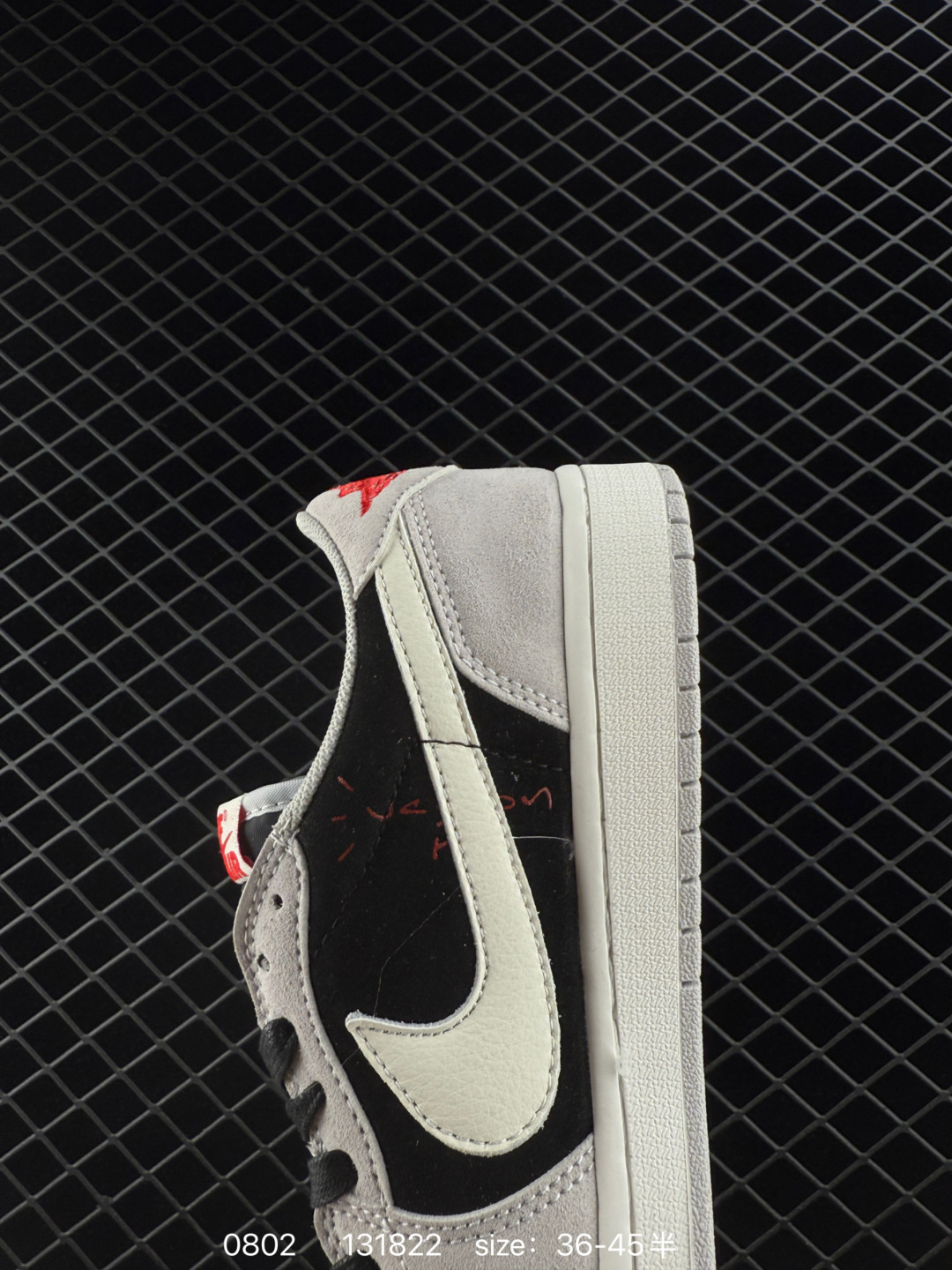 💰210
耐克Travis Scott x Fragment Design x Air Jordan 1 Low OG SP AJ1 乔1 联名 低帮文化休闲板鞋
货号:XZ1268
#多方联名合作融合了Travis Scott 独特的音乐风格,藤原浩个性的设计风格以及Jordan品牌的经典元素 使其成为一双具有独特身份和价值的鞋子 清新而立体的外观加上联名标识更突出了其独特身份 这种配色方案显示出活力和时尚感 在视觉上引人注目 鞋身的质感和细腻的细节处理使其显得高端而格调十足 这款“倒钩”联名是设计与创意完美结合 融合多方的个性风格是一款备受瞩目的潮流鞋款 低帮休闲板鞋 定制鞋盒 大厂纯原品质出货 超高清洁度 皮料切割干净无任何毛边 细节完美
尺码:36 36.5 37.5 38 38.5 39 40 40.5 41 42 42.5 43 44 44.5 45
编码:131822