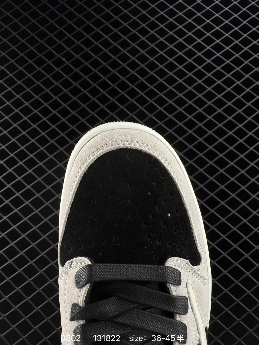 💰210
耐克Travis Scott x Fragment Design x Air Jordan 1 Low OG SP AJ1 乔1 联名 低帮文化休闲板鞋
货号:XZ1268
#多方联名合作融合了Travis Scott 独特的音乐风格,藤原浩个性的设计风格以及Jordan品牌的经典元素 使其成为一双具有独特身份和价值的鞋子 清新而立体的外观加上联名标识更突出了其独特身份 这种配色方案显示出活力和时尚感 在视觉上引人注目 鞋身的质感和细腻的细节处理使其显得高端而格调十足 这款“倒钩”联名是设计与创意完美结合 融合多方的个性风格是一款备受瞩目的潮流鞋款 低帮休闲板鞋 定制鞋盒 大厂纯原品质出货 超高清洁度 皮料切割干净无任何毛边 细节完美
尺码:36 36.5 37.5 38 38.5 39 40 40.5 41 42 42.5 43 44 44.5 45
编码:131822
