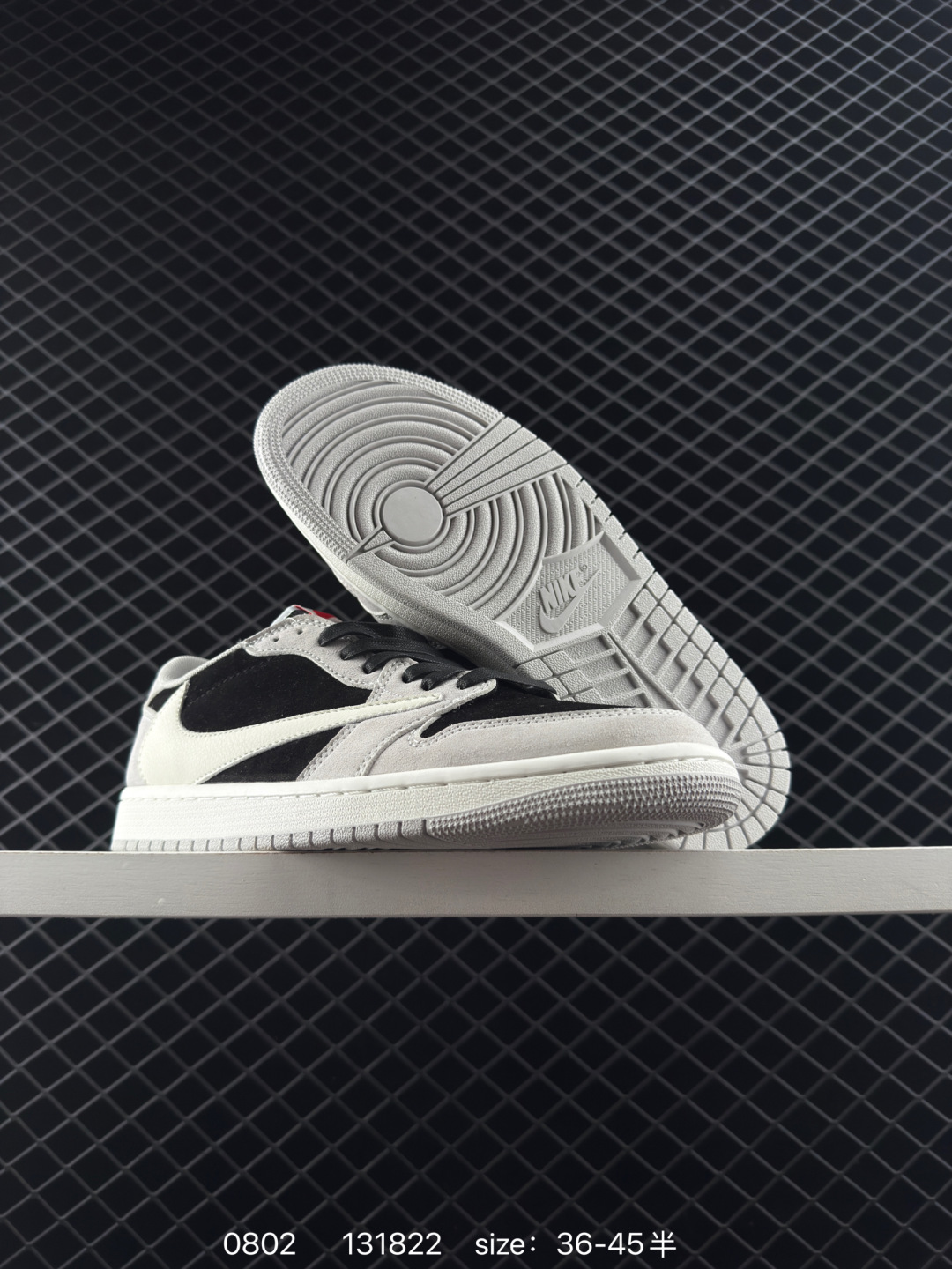 💰210
耐克Travis Scott x Fragment Design x Air Jordan 1 Low OG SP AJ1 乔1 联名 低帮文化休闲板鞋
货号:XZ1268
#多方联名合作融合了Travis Scott 独特的音乐风格,藤原浩个性的设计风格以及Jordan品牌的经典元素 使其成为一双具有独特身份和价值的鞋子 清新而立体的外观加上联名标识更突出了其独特身份 这种配色方案显示出活力和时尚感 在视觉上引人注目 鞋身的质感和细腻的细节处理使其显得高端而格调十足 这款“倒钩”联名是设计与创意完美结合 融合多方的个性风格是一款备受瞩目的潮流鞋款 低帮休闲板鞋 定制鞋盒 大厂纯原品质出货 超高清洁度 皮料切割干净无任何毛边 细节完美
尺码:36 36.5 37.5 38 38.5 39 40 40.5 41 42 42.5 43 44 44.5 45
编码:131822