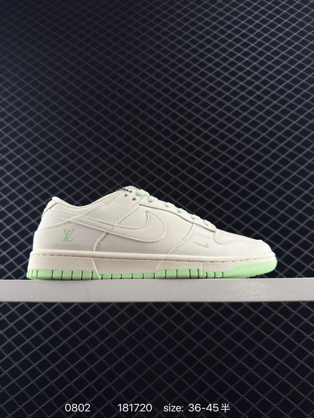 🈴💰198
特价福利🔥NIKE DUNK SB LOW 定制dunk
定制Dunk SB顾名思义,具有经典的Dunk血缘,又注入了更多的时尚元素。相较于普通的Dunk滑板鞋,改良版的Dunk SB加厚了鞋舌的填充,使舒适性大大提升,同时也更方便穿脱;中底部分则加入了脚感柔软舒适Zoom Air气垫,有效吸收滑板等极限运动在落地时带来的冲击力,为街头运动者们提供更好的保护
货号:XX8888 002
尺码:36 36.5 37.5 38 38.5 39 40 40.5 41 42 42.5 43 44 44.5 45
编码:181720
Size:36~45半