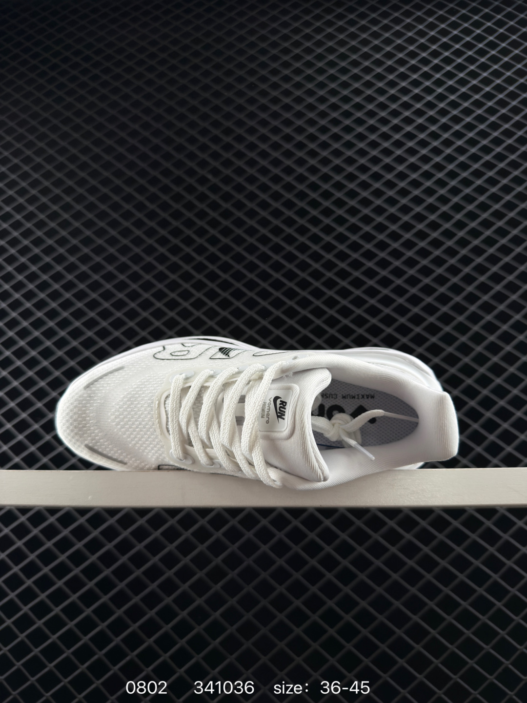 💰290
Nike ZOOM PREMIUM 耐克 飞马 舒适减震防滑 低帮跑步鞋全掌ReactX泡绵中底 前掌和后跟还配备了Air Zoom气垫单元 据说跑起来更快更舒适哦 这次最大的升级点 首次引入了ReactX泡绵 
货号：FN8453 004 
尺码：36-45
编码：341036