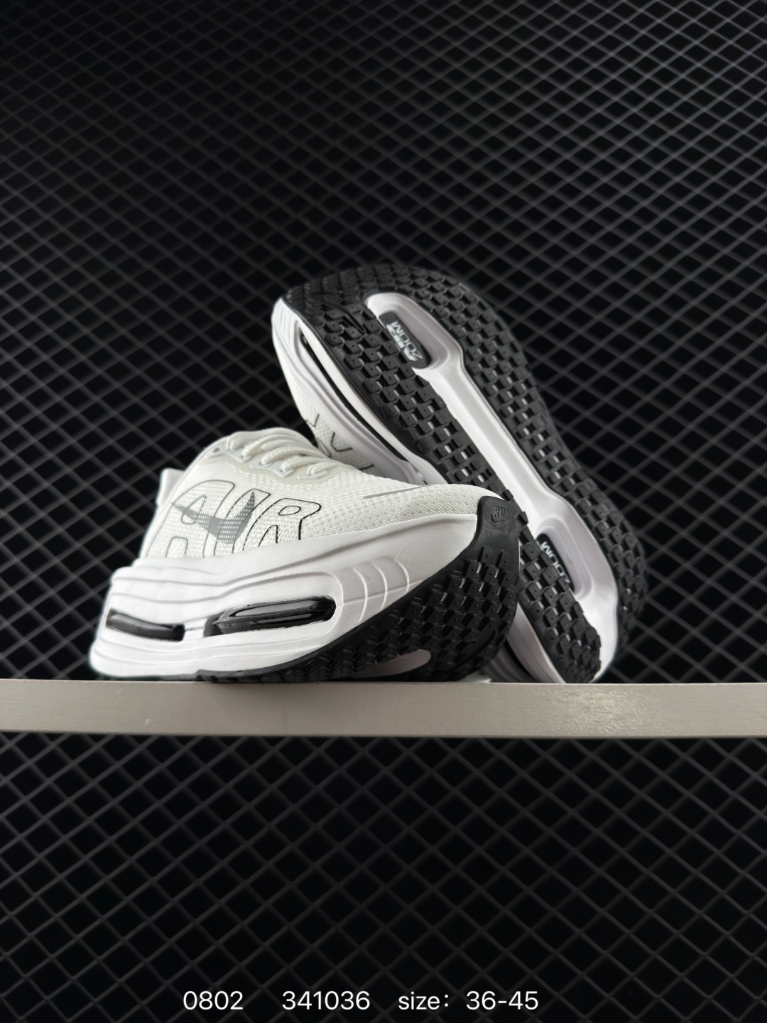 💰290
Nike ZOOM PREMIUM 耐克 飞马 舒适减震防滑 低帮跑步鞋全掌ReactX泡绵中底 前掌和后跟还配备了Air Zoom气垫单元 据说跑起来更快更舒适哦 这次最大的升级点 首次引入了ReactX泡绵 
货号：FN8453 004 
尺码：36-45
编码：341036