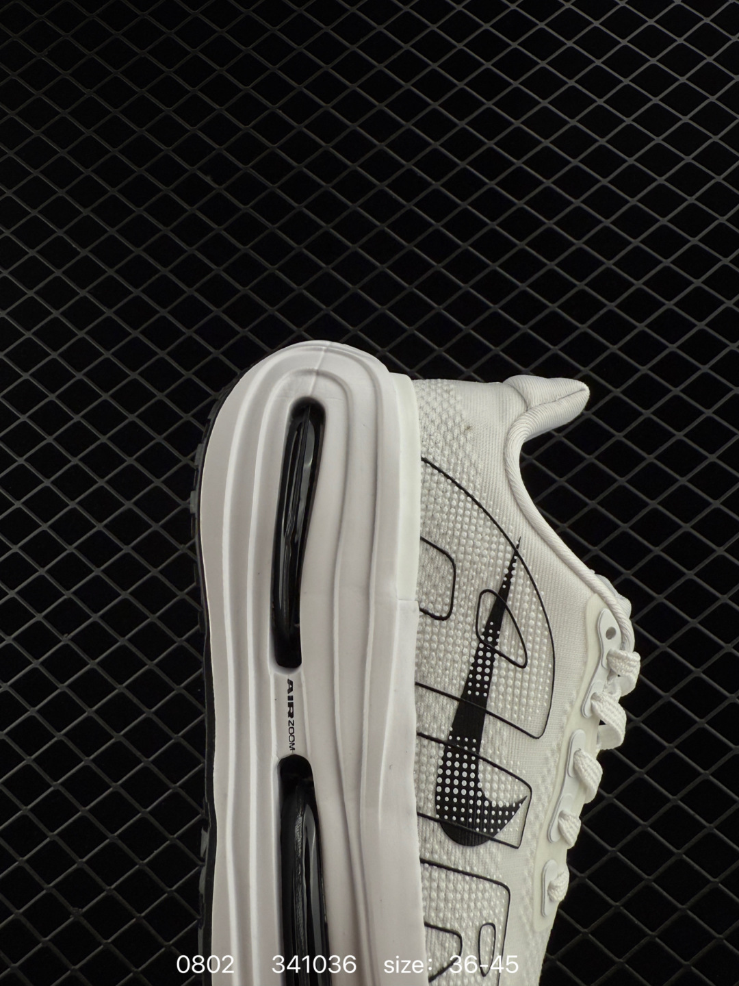 💰290
Nike ZOOM PREMIUM 耐克 飞马 舒适减震防滑 低帮跑步鞋全掌ReactX泡绵中底 前掌和后跟还配备了Air Zoom气垫单元 据说跑起来更快更舒适哦 这次最大的升级点 首次引入了ReactX泡绵 
货号：FN8453 004 
尺码：36-45
编码：341036