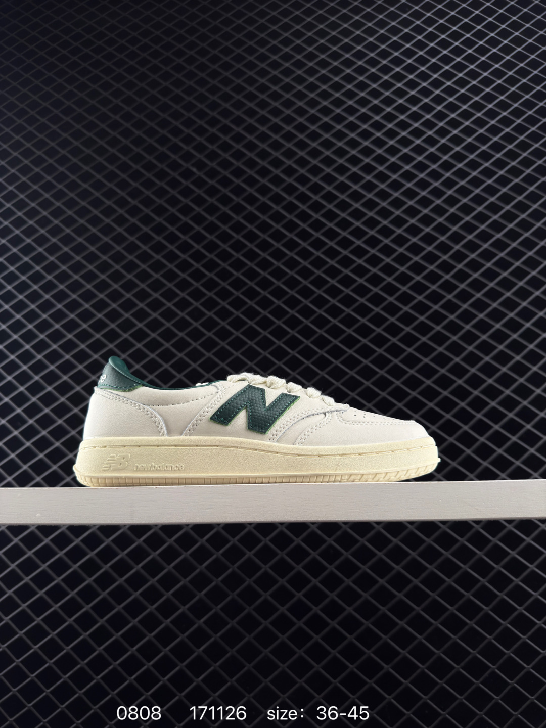 新百伦Aime Leon Dore x New Balance NB500系列 舒适百搭低帮休闲板鞋 鞋款微翘式鞋头设计,响应灵活,保护脚趾.鞋面运用简洁的色彩进行搭配,缔造简洁利落外观和出众脚感.另外后跟做了贴合脚踝曲线处理,穿着不磨脚. 尺码:CT500AD 编码:171126