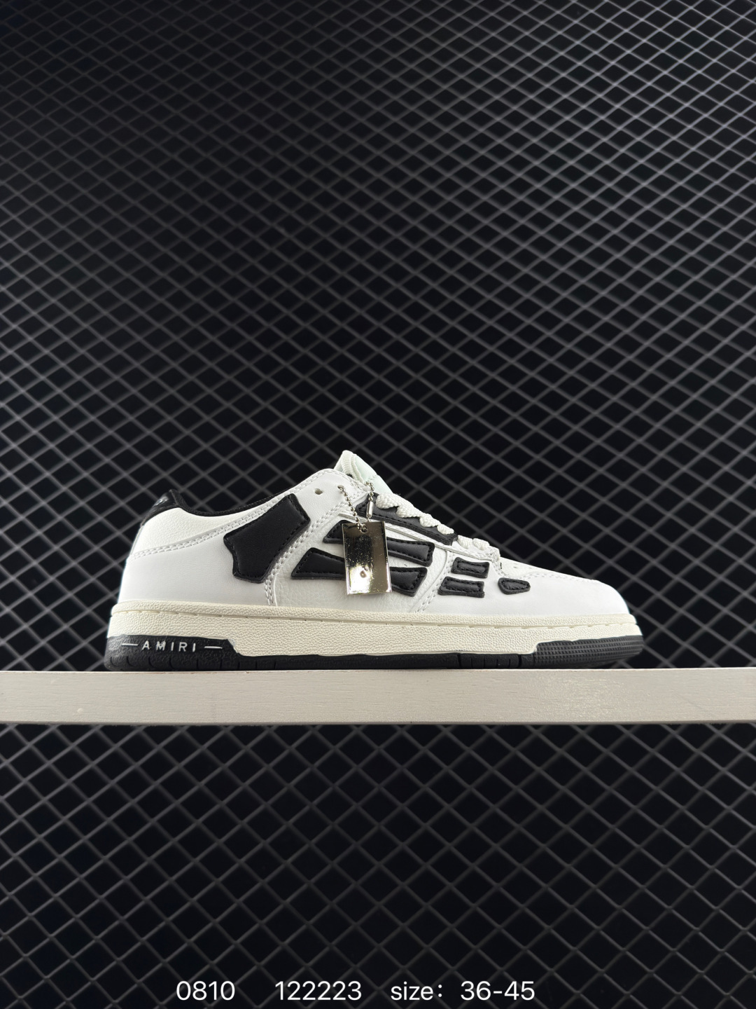 💰120
埃米尔amiri低帮骨头鞋王一博dunk休闲透气儿童新款板鞋春夏情侣同款运动鞋。在近两年最火的Skel-top-low-sneakers，也就是被称为的“骨头鞋”，成为了Amiri的又一大标志。在高帮大火后，迅速推出了低帮。不仅做工与面料非常优秀，也有很多种颜色供大家选择。这双鞋真的太帅了。虽然和a1-dunk很像。但是感觉真的不一样。AMIRI对产品的材质十分讲究力求用最好材质和工艺来制作产品。鞋面是牛皮➕透气孔组合而成，鞋帮侧面骨头采用两张牛皮贴合处理 。
编码:122223 
 Size:36～45