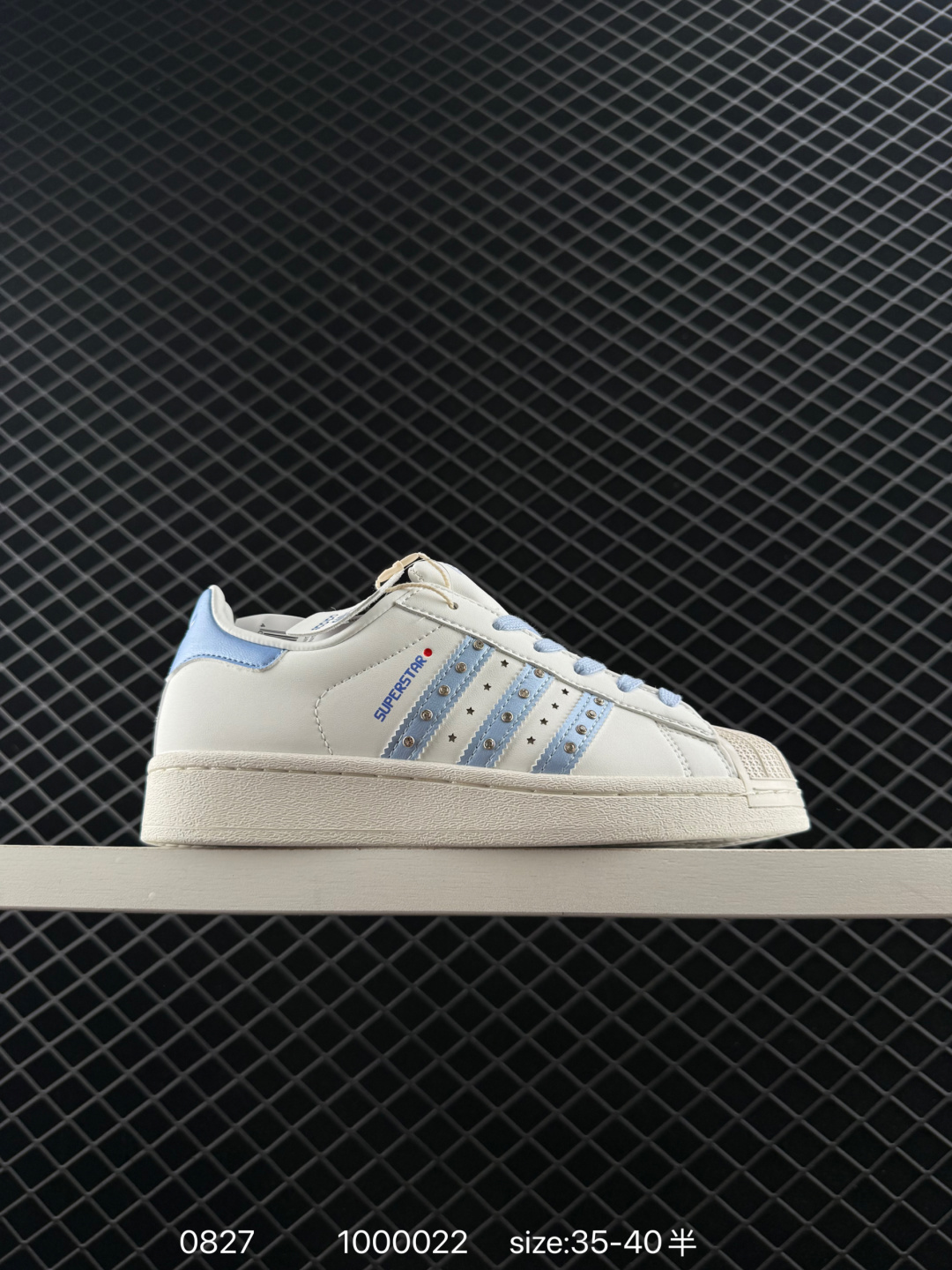 阿迪达斯Adidas Originals Superstar 贝壳头经典百搭休闲运动板鞋. 70年代诞生之初SUPERSTAR就定位于低帮篮球鞋,由于贝壳头的包裹性获得NBA球员魔术师的青睐,而后80 年代 Superstar 成为嘻哈与街头文化的代表.经过这几十年的发展,无论是运动、音乐、时尚都能看到贝壳头的身影. 货号:JR4506 编码:1000022 半