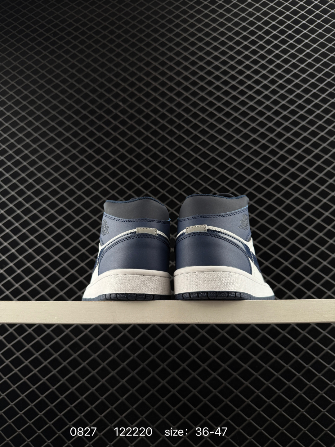 💰198
Air Jordan 1 Mid ”Grey Sail“ 中帮 灰白小Dior2.0 AJ1 乔丹1代 aj1 乔1 中邦 灰白2.0 烟灰2.0 乔丹篮球鞋系列 采用八孔Air Jordan 1 Mid 为基础,以光面皮革打造鞋面,灰、白的颜色搭配带来清新素雅的观感。鞋身各处细节也延续了一贯的设计,从鞋帮t的Wings Logo,到鞋舌上的Jumpzman Logo,都使用与鞋面相同的灰色呈现,最后以白色中底和灰色橡胶外底上的网眼鞋舌和衬里完善了设计。
货号:BQ6472-114
Size:36~47
编码:122220