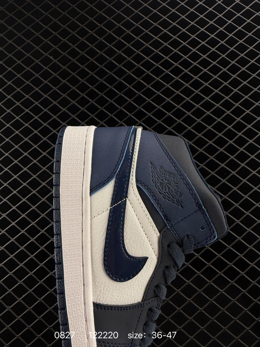 💰198
Air Jordan 1 Mid ”Grey Sail“ 中帮 灰白小Dior2.0 AJ1 乔丹1代 aj1 乔1 中邦 灰白2.0 烟灰2.0 乔丹篮球鞋系列 采用八孔Air Jordan 1 Mid 为基础,以光面皮革打造鞋面,灰、白的颜色搭配带来清新素雅的观感。鞋身各处细节也延续了一贯的设计,从鞋帮t的Wings Logo,到鞋舌上的Jumpzman Logo,都使用与鞋面相同的灰色呈现,最后以白色中底和灰色橡胶外底上的网眼鞋舌和衬里完善了设计。
货号:BQ6472-114
Size:36~47
编码:122220