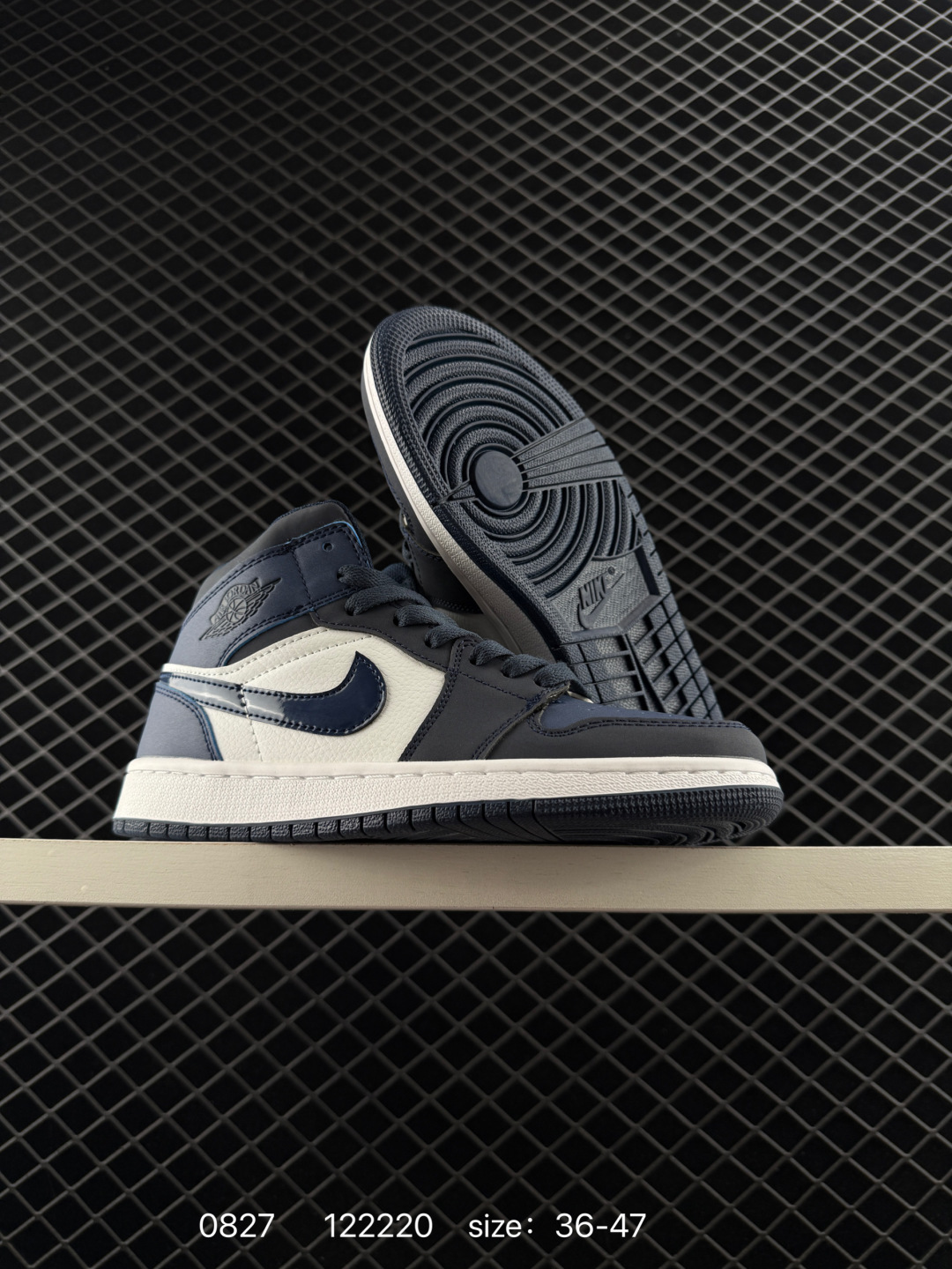 💰198
Air Jordan 1 Mid ”Grey Sail“ 中帮 灰白小Dior2.0 AJ1 乔丹1代 aj1 乔1 中邦 灰白2.0 烟灰2.0 乔丹篮球鞋系列 采用八孔Air Jordan 1 Mid 为基础,以光面皮革打造鞋面,灰、白的颜色搭配带来清新素雅的观感。鞋身各处细节也延续了一贯的设计,从鞋帮t的Wings Logo,到鞋舌上的Jumpzman Logo,都使用与鞋面相同的灰色呈现,最后以白色中底和灰色橡胶外底上的网眼鞋舌和衬里完善了设计。
货号:BQ6472-114
Size:36~47
编码:122220
