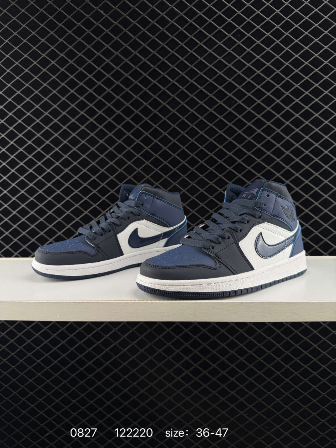 💰198
Air Jordan 1 Mid ”Grey Sail“ 中帮 灰白小Dior2.0 AJ1 乔丹1代 aj1 乔1 中邦 灰白2.0 烟灰2.0 乔丹篮球鞋系列 采用八孔Air Jordan 1 Mid 为基础,以光面皮革打造鞋面,灰、白的颜色搭配带来清新素雅的观感。鞋身各处细节也延续了一贯的设计,从鞋帮t的Wings Logo,到鞋舌上的Jumpzman Logo,都使用与鞋面相同的灰色呈现,最后以白色中底和灰色橡胶外底上的网眼鞋舌和衬里完善了设计。
货号:BQ6472-114
Size:36~47
编码:122220