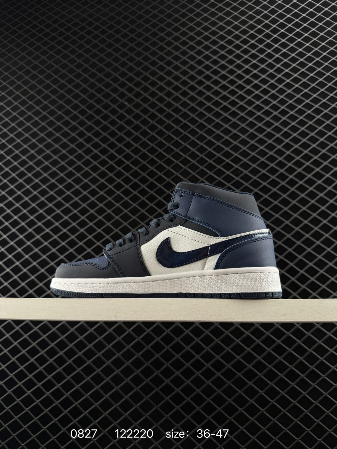 💰198
Air Jordan 1 Mid ”Grey Sail“ 中帮 灰白小Dior2.0 AJ1 乔丹1代 aj1 乔1 中邦 灰白2.0 烟灰2.0 乔丹篮球鞋系列 采用八孔Air Jordan 1 Mid 为基础,以光面皮革打造鞋面,灰、白的颜色搭配带来清新素雅的观感。鞋身各处细节也延续了一贯的设计,从鞋帮t的Wings Logo,到鞋舌上的Jumpzman Logo,都使用与鞋面相同的灰色呈现,最后以白色中底和灰色橡胶外底上的网眼鞋舌和衬里完善了设计。
货号:BQ6472-114
Size:36~47
编码:122220