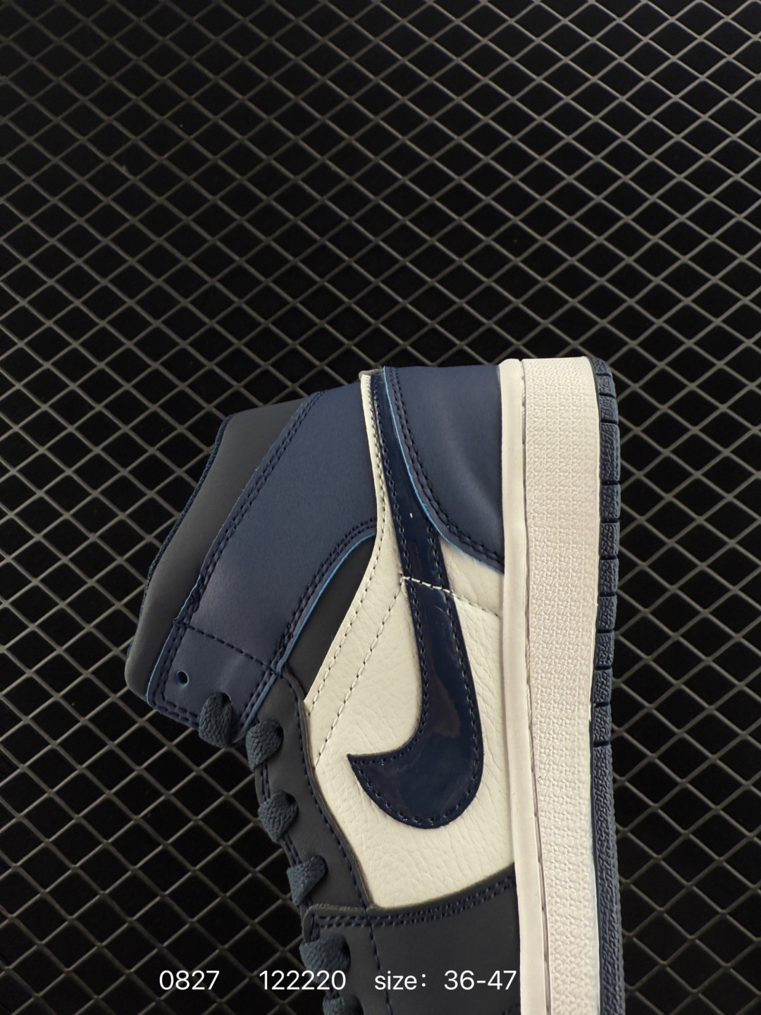 💰198
Air Jordan 1 Mid ”Grey Sail“ 中帮 灰白小Dior2.0 AJ1 乔丹1代 aj1 乔1 中邦 灰白2.0 烟灰2.0 乔丹篮球鞋系列 采用八孔Air Jordan 1 Mid 为基础,以光面皮革打造鞋面,灰、白的颜色搭配带来清新素雅的观感。鞋身各处细节也延续了一贯的设计,从鞋帮t的Wings Logo,到鞋舌上的Jumpzman Logo,都使用与鞋面相同的灰色呈现,最后以白色中底和灰色橡胶外底上的网眼鞋舌和衬里完善了设计。
货号:BQ6472-114
Size:36~47
编码:122220