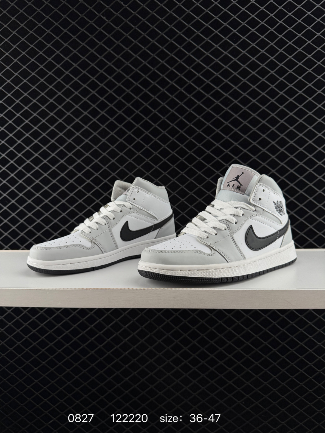 💰198
Air Jordan 1 Mid ”Grey Sail“ 中帮 灰白小Dior2.0 AJ1 乔丹1代 aj1 乔1 中邦 灰白2.0 烟灰2.0 乔丹篮球鞋系列 采用八孔Air Jordan 1 Mid 为基础,以光面皮革打造鞋面,灰、白的颜色搭配带来清新素雅的观感。鞋身各处细节也延续了一贯的设计,从鞋帮t的Wings Logo,到鞋舌上的Jumpzman Logo,都使用与鞋面相同的灰色呈现,最后以白色中底和灰色橡胶外底上的网眼鞋舌和衬里完善了设计。
货号:BQ6472-114
Size:36~47
编码:122220