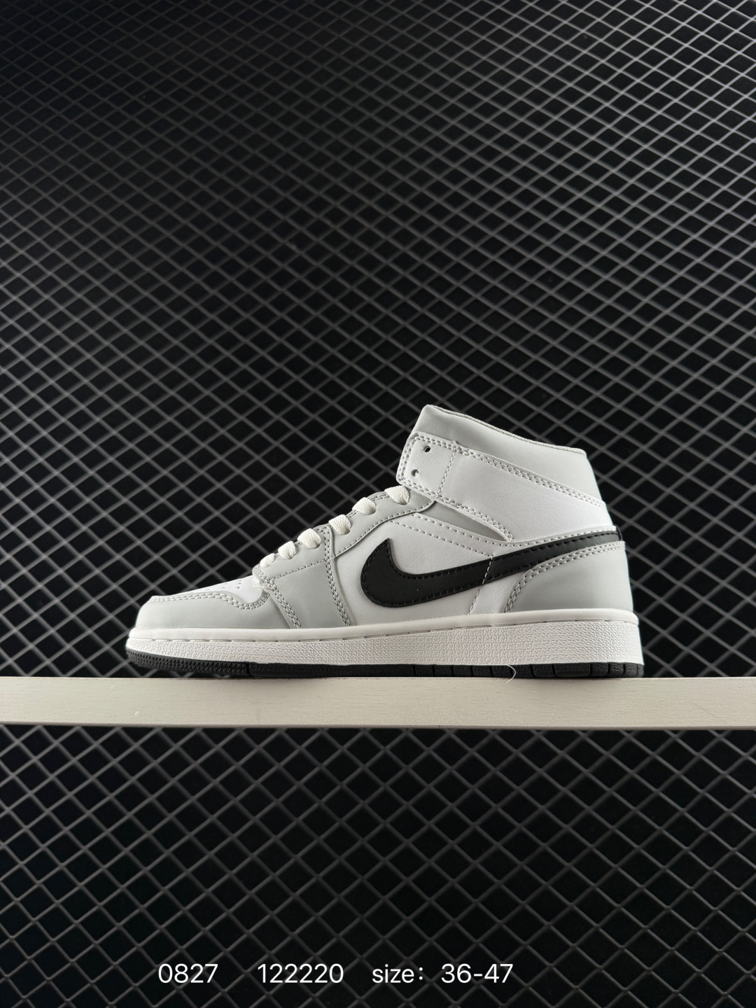 💰198
Air Jordan 1 Mid ”Grey Sail“ 中帮 灰白小Dior2.0 AJ1 乔丹1代 aj1 乔1 中邦 灰白2.0 烟灰2.0 乔丹篮球鞋系列 采用八孔Air Jordan 1 Mid 为基础,以光面皮革打造鞋面,灰、白的颜色搭配带来清新素雅的观感。鞋身各处细节也延续了一贯的设计,从鞋帮t的Wings Logo,到鞋舌上的Jumpzman Logo,都使用与鞋面相同的灰色呈现,最后以白色中底和灰色橡胶外底上的网眼鞋舌和衬里完善了设计。
货号:BQ6472-114
Size:36~47
编码:122220