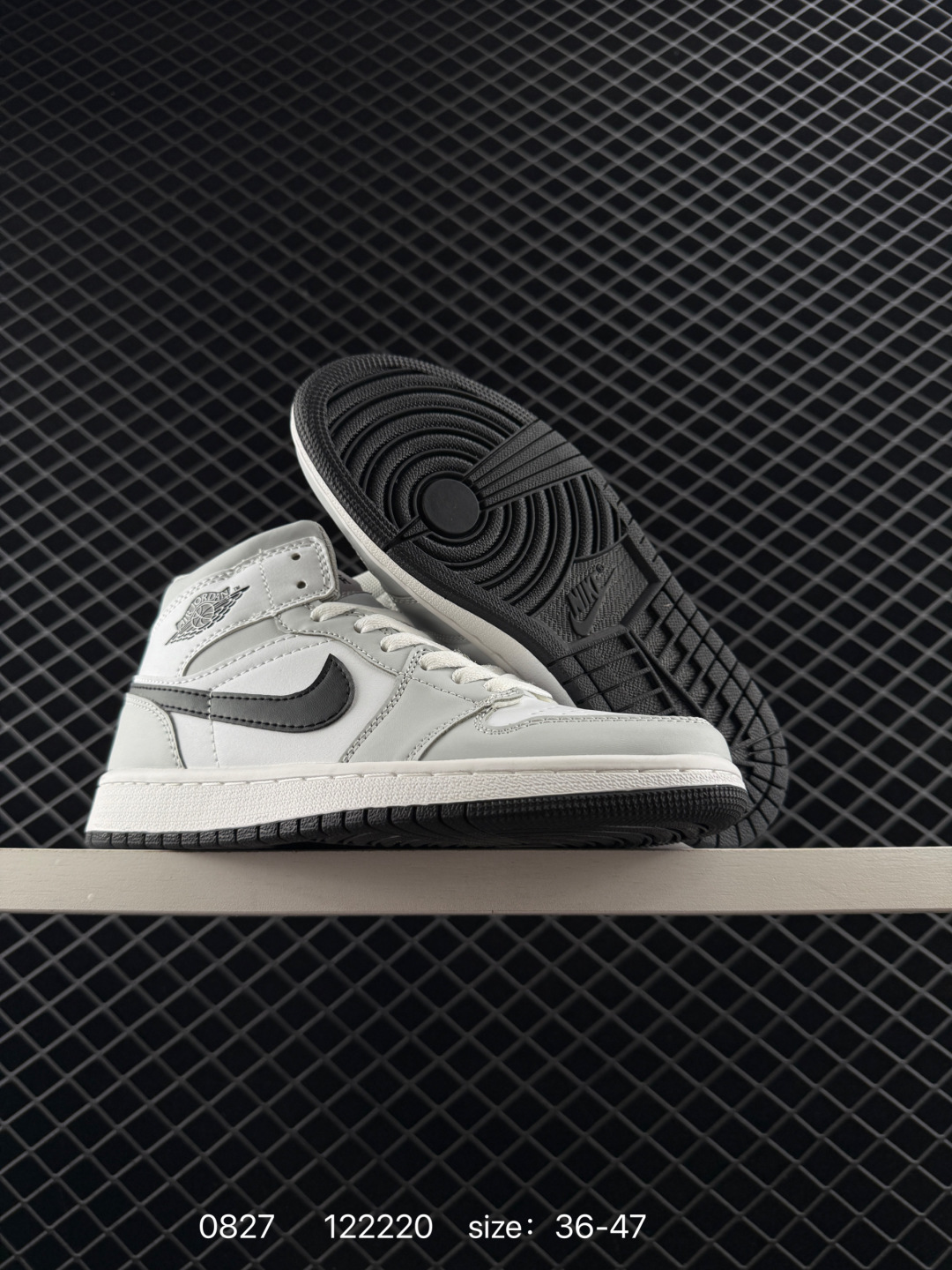 💰198
Air Jordan 1 Mid ”Grey Sail“ 中帮 灰白小Dior2.0 AJ1 乔丹1代 aj1 乔1 中邦 灰白2.0 烟灰2.0 乔丹篮球鞋系列 采用八孔Air Jordan 1 Mid 为基础,以光面皮革打造鞋面,灰、白的颜色搭配带来清新素雅的观感。鞋身各处细节也延续了一贯的设计,从鞋帮t的Wings Logo,到鞋舌上的Jumpzman Logo,都使用与鞋面相同的灰色呈现,最后以白色中底和灰色橡胶外底上的网眼鞋舌和衬里完善了设计。
货号:BQ6472-114
Size:36~47
编码:122220