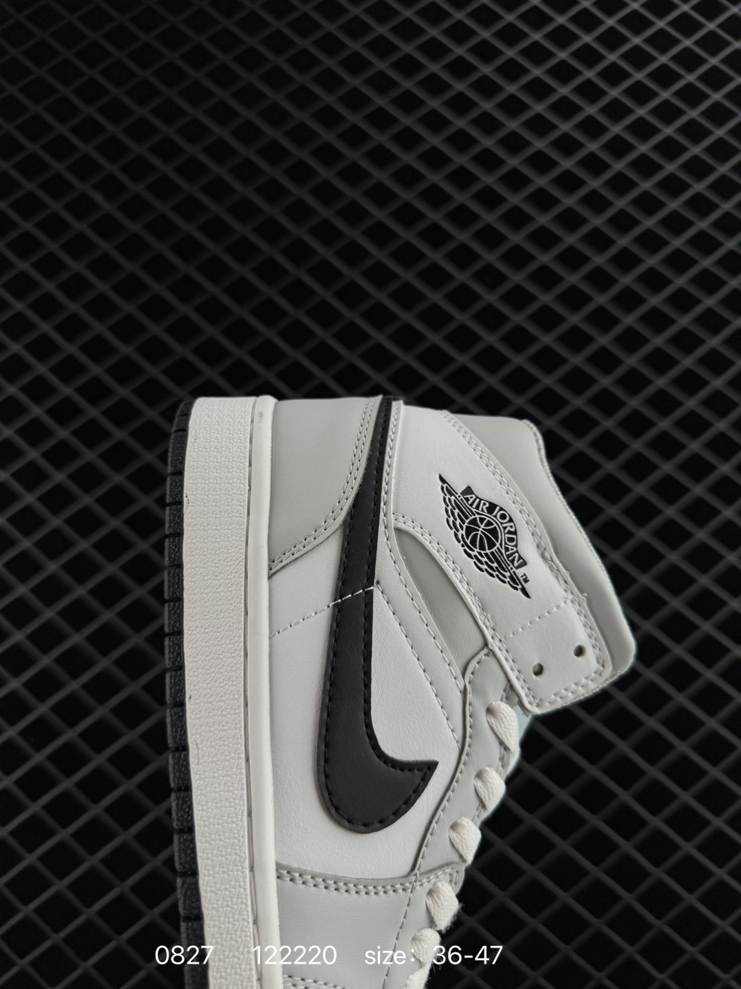 💰198
Air Jordan 1 Mid ”Grey Sail“ 中帮 灰白小Dior2.0 AJ1 乔丹1代 aj1 乔1 中邦 灰白2.0 烟灰2.0 乔丹篮球鞋系列 采用八孔Air Jordan 1 Mid 为基础,以光面皮革打造鞋面,灰、白的颜色搭配带来清新素雅的观感。鞋身各处细节也延续了一贯的设计,从鞋帮t的Wings Logo,到鞋舌上的Jumpzman Logo,都使用与鞋面相同的灰色呈现,最后以白色中底和灰色橡胶外底上的网眼鞋舌和衬里完善了设计。
货号:BQ6472-114
Size:36~47
编码:122220