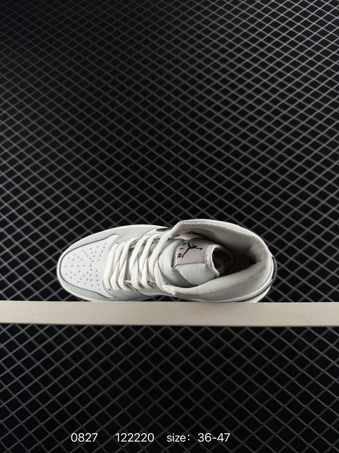💰198
Air Jordan 1 Mid ”Grey Sail“ 中帮 灰白小Dior2.0 AJ1 乔丹1代 aj1 乔1 中邦 灰白2.0 烟灰2.0 乔丹篮球鞋系列 采用八孔Air Jordan 1 Mid 为基础,以光面皮革打造鞋面,灰、白的颜色搭配带来清新素雅的观感。鞋身各处细节也延续了一贯的设计,从鞋帮t的Wings Logo,到鞋舌上的Jumpzman Logo,都使用与鞋面相同的灰色呈现,最后以白色中底和灰色橡胶外底上的网眼鞋舌和衬里完善了设计。
货号:BQ6472-114
Size:36~47
编码:122220