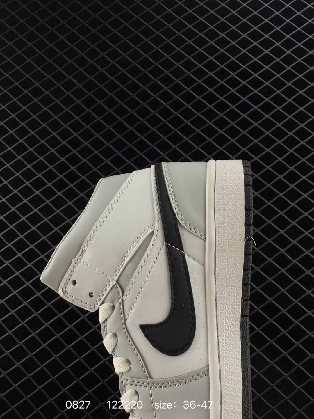 💰198
Air Jordan 1 Mid ”Grey Sail“ 中帮 灰白小Dior2.0 AJ1 乔丹1代 aj1 乔1 中邦 灰白2.0 烟灰2.0 乔丹篮球鞋系列 采用八孔Air Jordan 1 Mid 为基础,以光面皮革打造鞋面,灰、白的颜色搭配带来清新素雅的观感。鞋身各处细节也延续了一贯的设计,从鞋帮t的Wings Logo,到鞋舌上的Jumpzman Logo,都使用与鞋面相同的灰色呈现,最后以白色中底和灰色橡胶外底上的网眼鞋舌和衬里完善了设计。
货号:BQ6472-114
Size:36~47
编码:122220