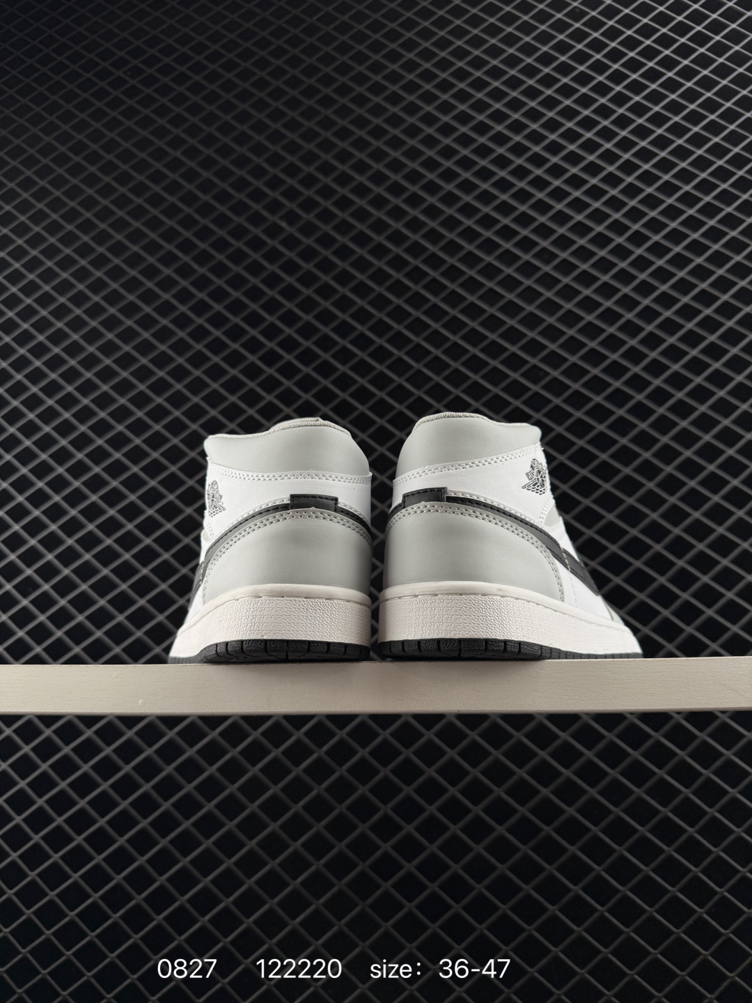 💰198
Air Jordan 1 Mid ”Grey Sail“ 中帮 灰白小Dior2.0 AJ1 乔丹1代 aj1 乔1 中邦 灰白2.0 烟灰2.0 乔丹篮球鞋系列 采用八孔Air Jordan 1 Mid 为基础,以光面皮革打造鞋面,灰、白的颜色搭配带来清新素雅的观感。鞋身各处细节也延续了一贯的设计,从鞋帮t的Wings Logo,到鞋舌上的Jumpzman Logo,都使用与鞋面相同的灰色呈现,最后以白色中底和灰色橡胶外底上的网眼鞋舌和衬里完善了设计。
货号:BQ6472-114
Size:36~47
编码:122220