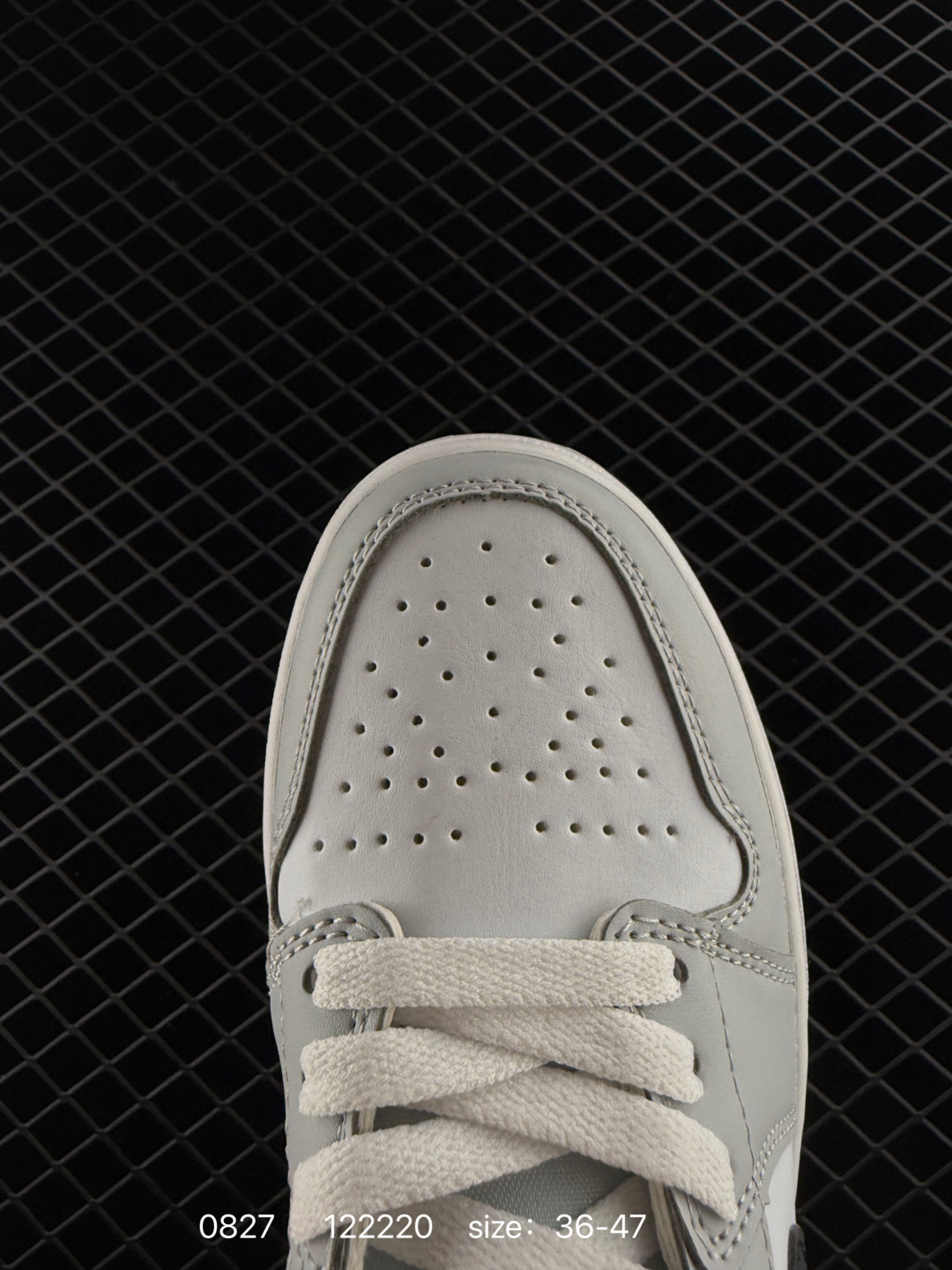 💰198
Air Jordan 1 Mid ”Grey Sail“ 中帮 灰白小Dior2.0 AJ1 乔丹1代 aj1 乔1 中邦 灰白2.0 烟灰2.0 乔丹篮球鞋系列 采用八孔Air Jordan 1 Mid 为基础,以光面皮革打造鞋面,灰、白的颜色搭配带来清新素雅的观感。鞋身各处细节也延续了一贯的设计,从鞋帮t的Wings Logo,到鞋舌上的Jumpzman Logo,都使用与鞋面相同的灰色呈现,最后以白色中底和灰色橡胶外底上的网眼鞋舌和衬里完善了设计。
货号:BQ6472-114
Size:36~47
编码:122220