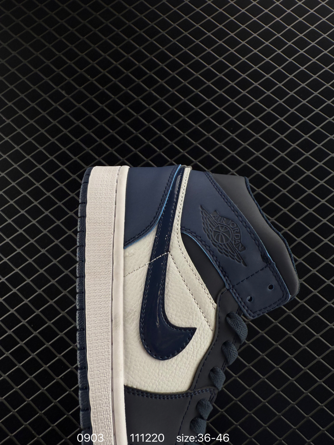 💰160
Jordan/乔丹 采用软质荔枝纹皮革鞋面材质，!耐克Nike Air Jordan 1 Mid AJ1乔丹一代中帮经典复古文化休闲运动篮球鞋" BQ6472

类型：男女鞋
码数：36 37 38 39 40 41 42 43 44 45 46
编码：111220