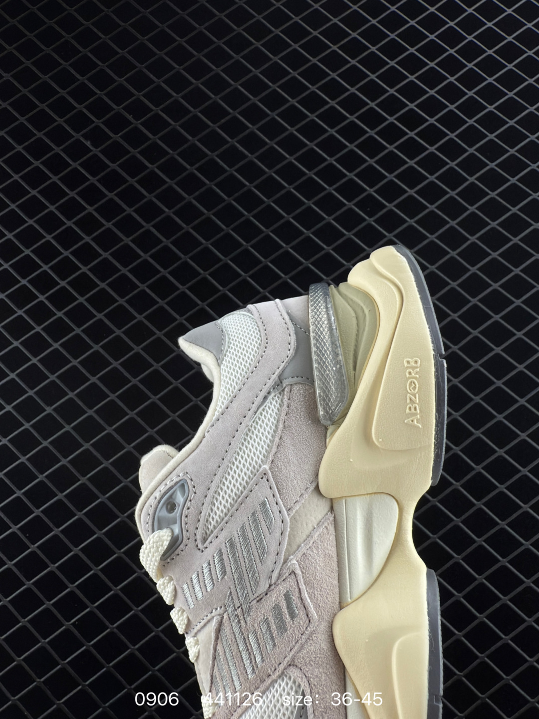 💰230 
New Balance NB 9060 灰色

货号: U9060ERD
尺码：36 36.5 37 38.5 39 40 40.5 41 42 42.5 43 44 44.5 45 
编码：441126