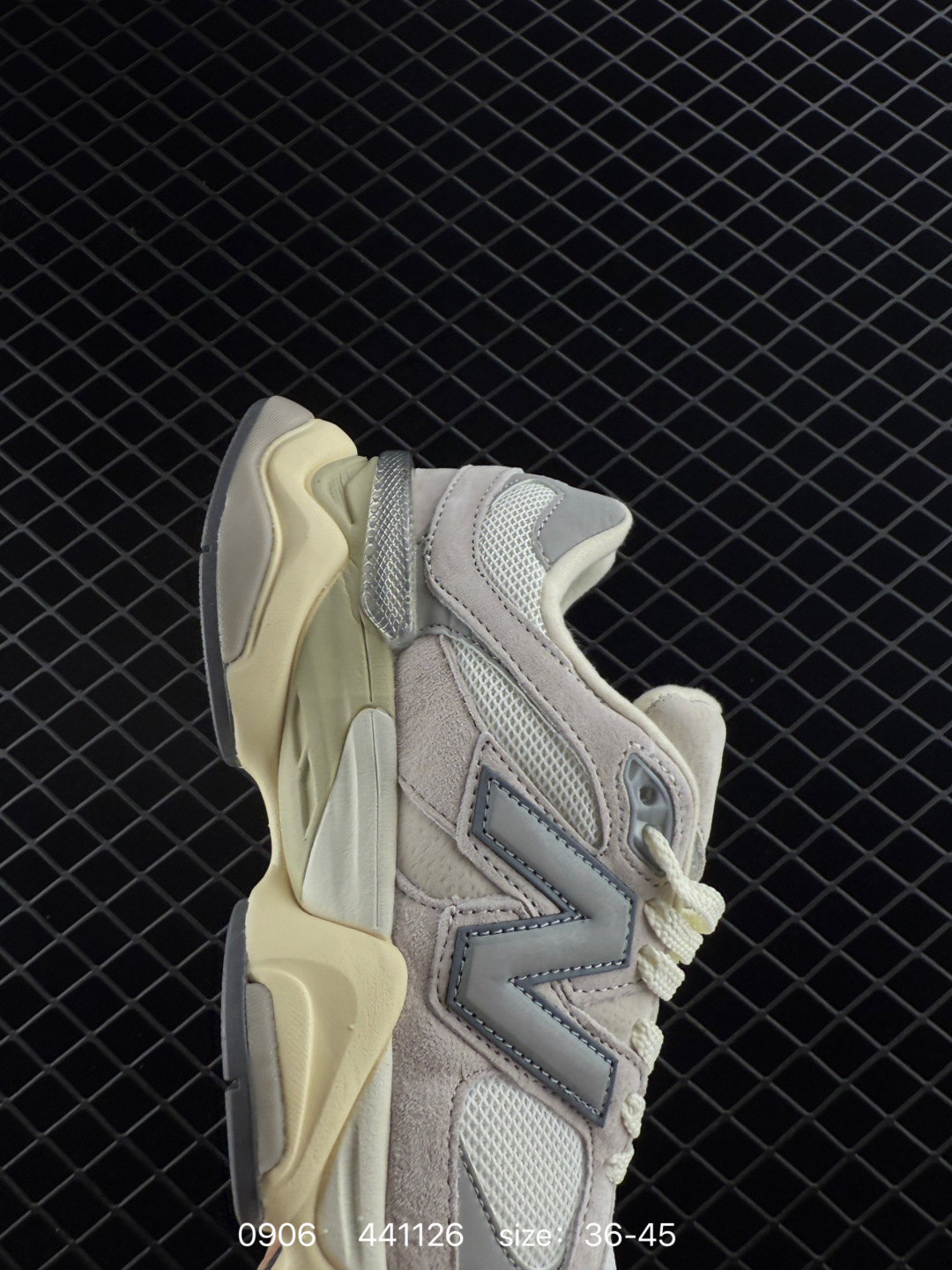 💰230 
New Balance NB 9060 灰色

货号: U9060ERD
尺码：36 36.5 37 38.5 39 40 40.5 41 42 42.5 43 44 44.5 45 
编码：441126