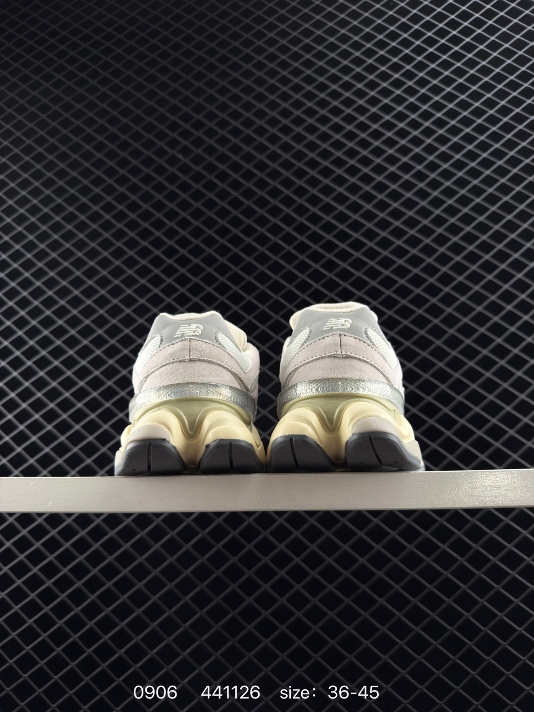 💰230 
New Balance NB 9060 灰色

货号: U9060ERD
尺码：36 36.5 37 38.5 39 40 40.5 41 42 42.5 43 44 44.5 45 
编码：441126
