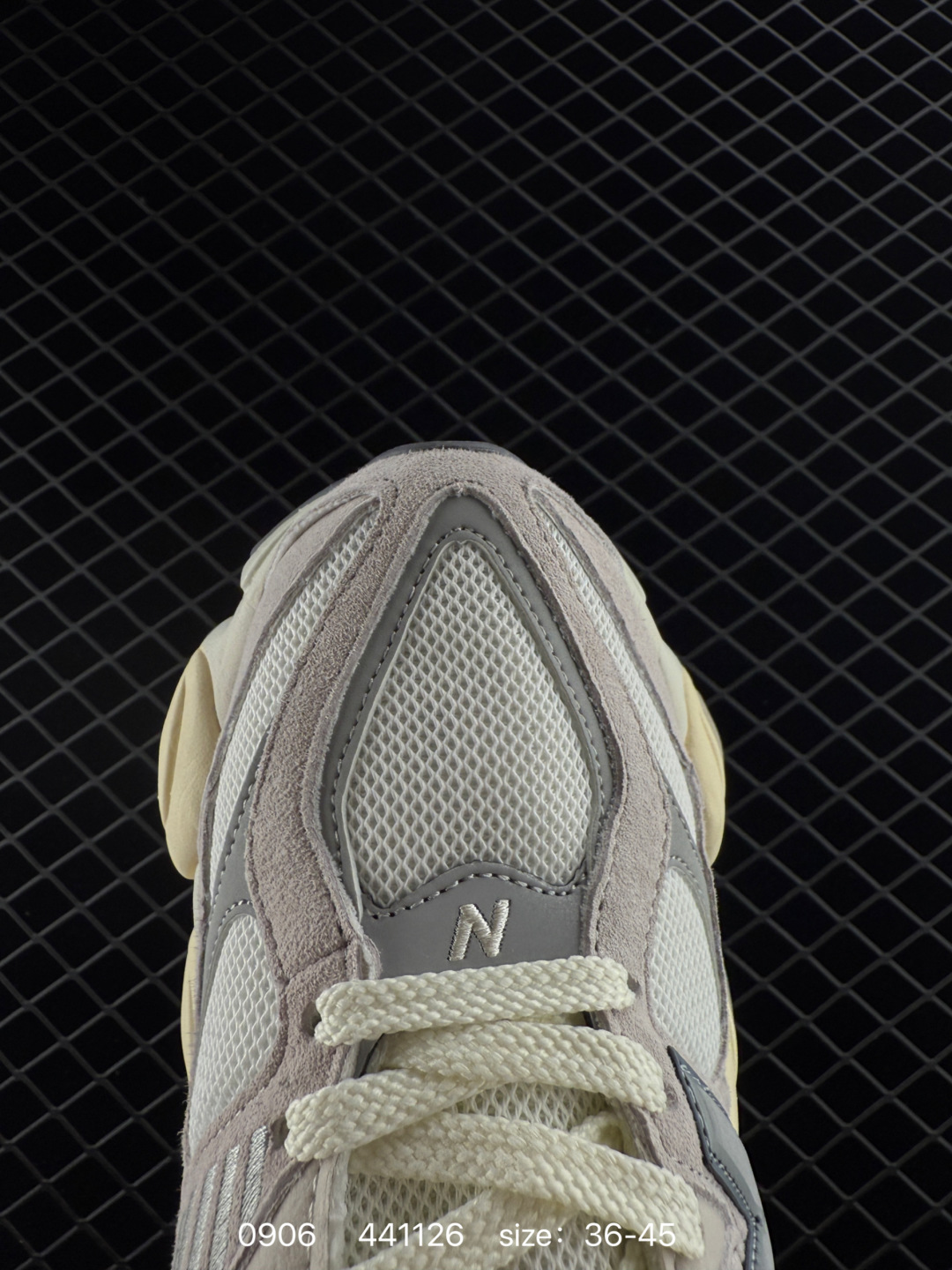 💰230 
New Balance NB 9060 灰色

货号: U9060ERD
尺码：36 36.5 37 38.5 39 40 40.5 41 42 42.5 43 44 44.5 45 
编码：441126